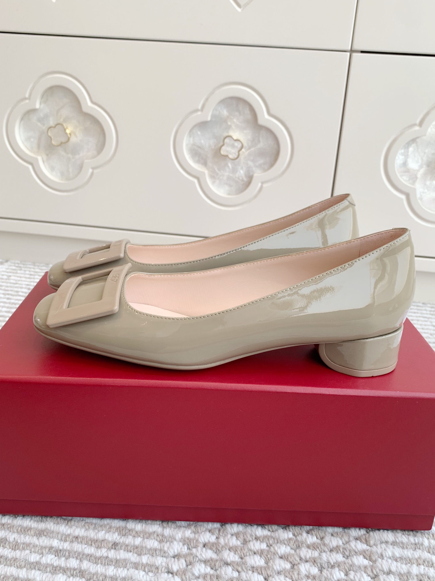 NO:256337,The new RV U Look patent leather ballet shoes and single shoes of the purchasing agent level 2025 are simply crazy, and the beauty reaches a new level!  Jewelry on the toe is well-deserved. This ballet shoes are made of patent leather, embellished with painted buckles, the rubber sole is soft and comfortable, and the style is gentle and delicate, showing the Vivian style. Original custom classic square buckle, heel height 2.5cm, imported ox patent leather/sheepskin lining, original open molded sole, size 35-39 (34/40 custom-made without return and exchange), single shoes, sheepskin19860909代购级2025新款RV U Look漆皮芭蕾舞鞋单鞋 rv简直杀疯了,美出新高度！足尖上的珠宝名不虚传 本款芭蕾舞鞋以漆皮制成,点缀镀漆饰扣,橡胶鞋底柔软舒适,款式斯文秀气,尽显维维亚风情. 原版定制经典方扣 跟高2.5cm 鞋面进口牛漆皮/羊皮内里 原版开模大底 码数35-39（34/40定制不退换）,单鞋,sheepskin,Women's Shoes