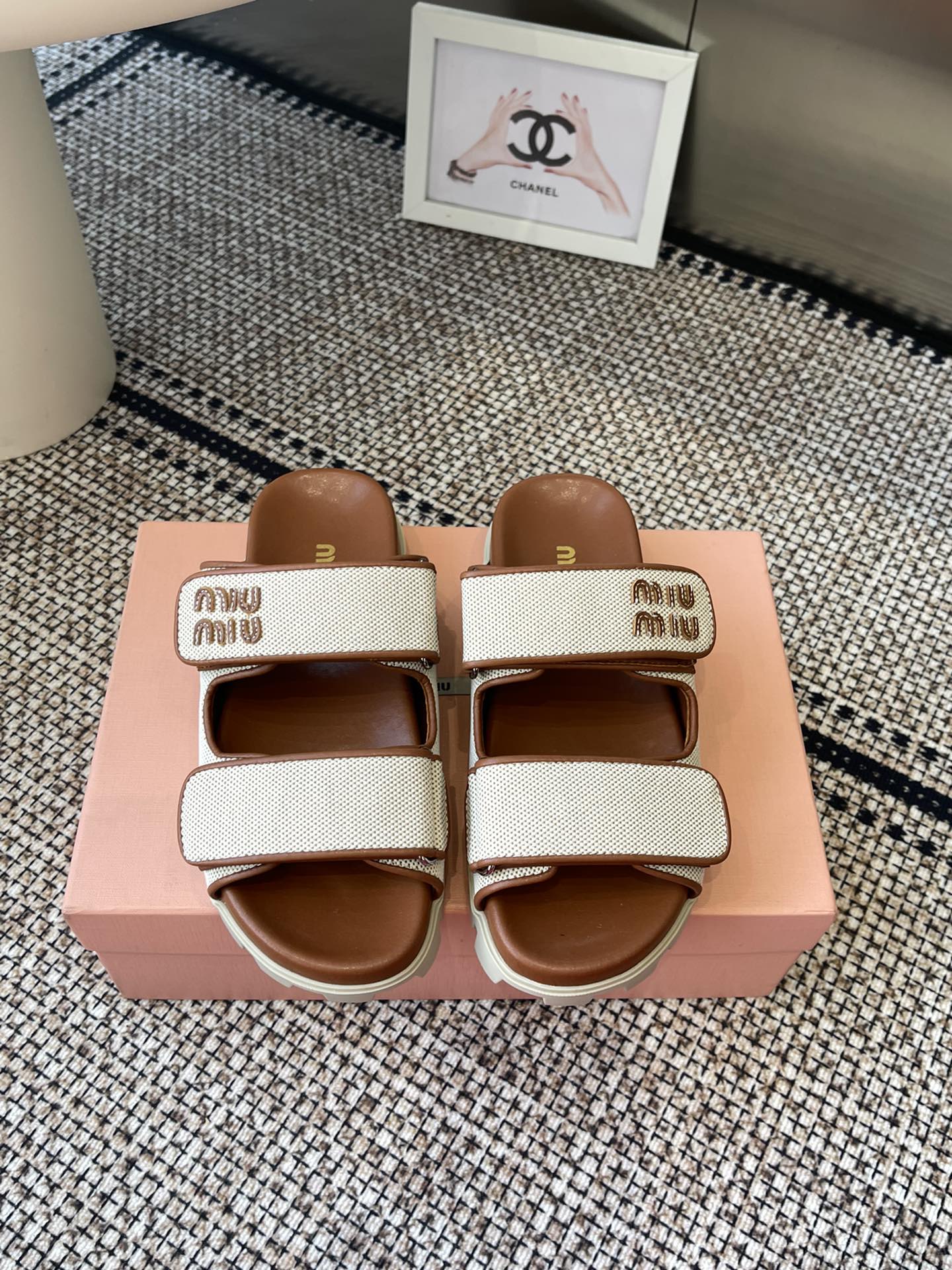 NO:226881,Miumiu Ss new Roman thick-soled Velcro sandals Latest catwalk, classic upgrade, coexistence of comfort and fashion, design and matching different styles, original custom weaving, original mold-opening anti-slip sole, shoe size: 35-40 (40 custom made, no return or replacement), slippers, miumiu, sandals, slippers19860909miumiu ss新款 罗马厚底魔术贴凉鞋 最新走秀款,经典升级 舒适度与时髦度并存 设计搭配不同风格需求 原版定制织布 原版开模防滑大底 鞋码: 35-40（40订做不退不换）,拖鞋,miumiu,sandals,slippers,Women's Shoes