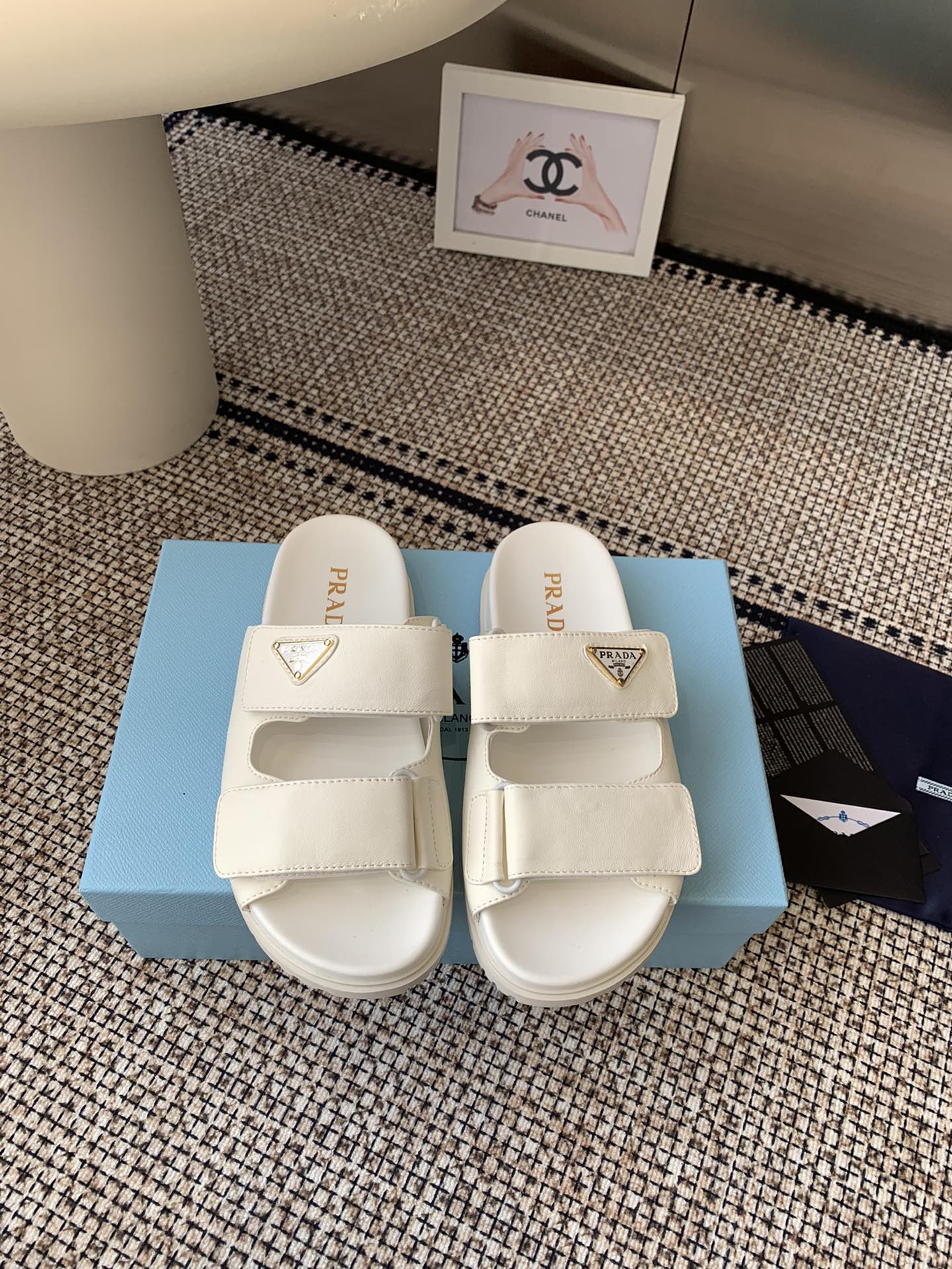 NO:226876,Prada Spring and Summer Sandals Roman thick-soled Velcro sandals Slippers Latest catwalk style, classic upgrades Comfort and fashionable coexist. Each color matches are good, design matches different styles. Original custom cowhide cowhide. Lift: Original custom sheepskin lining, cowhide, footbed, original mold opening and non-slip sole Shoe size: 35-40 (40 custom made, no return or replacement), slippers, prada, prada, sandals, slippers, cowhide, sheepskin19860909Prada 普拉达春夏新款凉鞋 罗马厚底魔术贴凉鞋 拖鞋 最新走秀款,经典升级 舒适度与时髦度并存 每个颜色搭配都好看,设计搭配不同风格需求 鞋面原版定制牛皮 内里: 原版定制羊皮内里,牛皮 垫脚 大底原版开模防滑大底 鞋码: 35-40（40订做不退不换）,拖鞋,prada,prada,sandals,slippers,cowhide,sheepskin,Women's Shoes