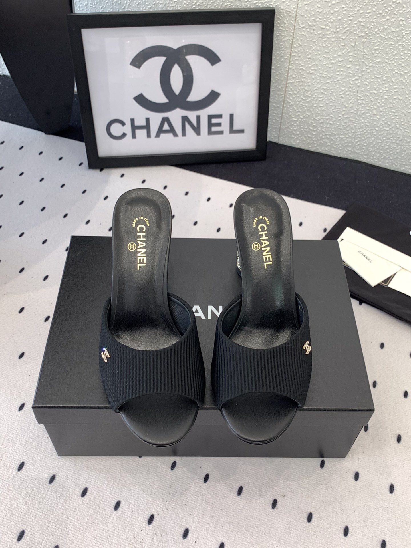 NO:255812,Chanel new high-heeled sandals, high-version shipment, this series is so beautiful that it makes people love it. The ironing diamond heel looks very fashionable. Imported sheepskin/Yangjing upper sheepskin footbed Italian leather outsole Size: 35-39 (40 41 customized), slippers, chanel, slippers, sheepskin, sheep, Leather soles19860909Chanel新款高跟凉拖鞋 高版本出货 这系列美得让人爱不释手 烫钻跟上脚显得很时髦 进口羊皮/羊京鞋面 羊皮垫脚 意大利真皮大底 Size: 35-39 (40 41订做),拖鞋,chanel,slippers,sheepskin,sheep,Leather soles,Women's Shoes