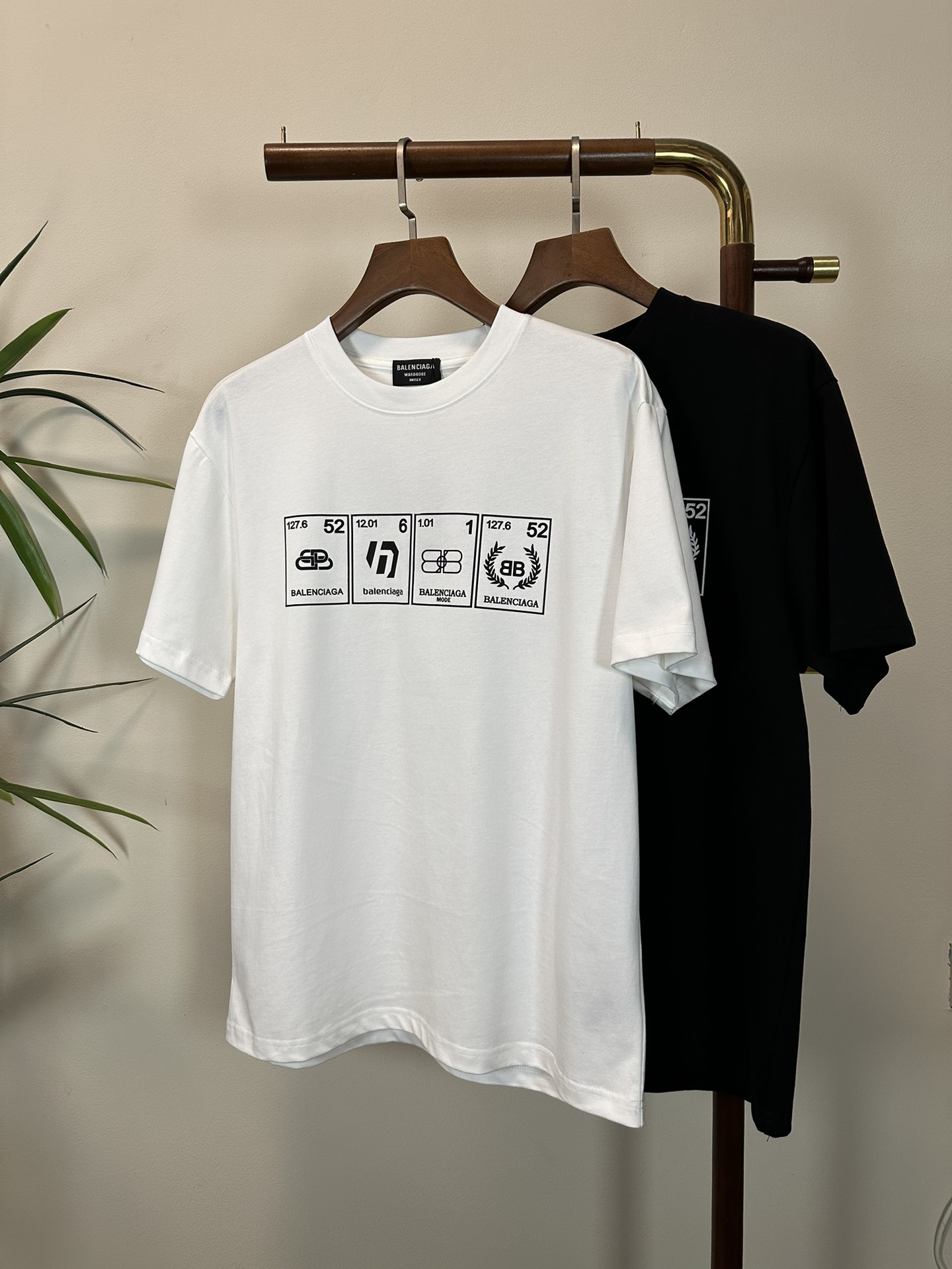 NO:137390,BLCG Paris 2025 new round neck short-sleeved T-shirt high-end version!  Customized fabrics for counters are breathable and comfortable, with impeccable details, and the brand element design concept reflects high quality. The feel is delicate and soft!  It is casually cut, with a great upper body style!  S-XL, T-shirt,tees,t-shirt,alexander wang19860909BLCG 巴黎 2025新款 圆领 短袖 T恤 高端版本！专柜定制面料 透气舒适度高,细节无可挑剔,品牌元素设计理念,体现高品质.手感细腻柔软！呈现休闲裁剪,上身版型超赞！ 码数S-XL,,T-shirt,tees，t-shirt,alexander wang,Men's clothing