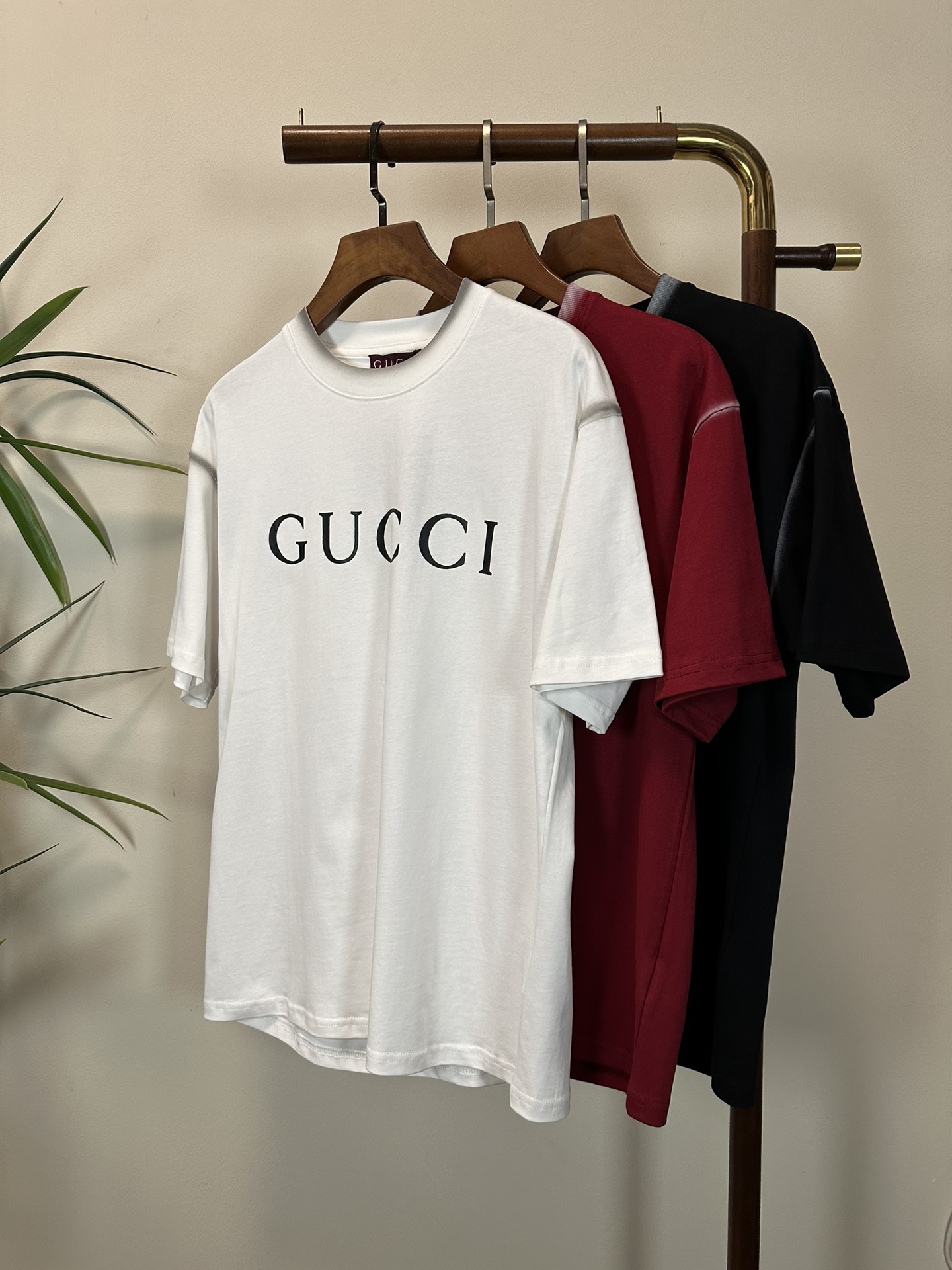 NO:137387,GU Gucci 2025 new round neck short-sleeved T-shirt high-end version!  Customized fabrics for counters are breathable and comfortable, with impeccable details, and the brand element design concept reflects high quality. The feel is delicate and soft!  It is casually cut, with a great upper body style!  S-XL, gucci, T-shirt,tees, t-shirt,alexander wang19860909GU 古驰 2025新款 圆领 短袖 T恤 高端版本！专柜定制面料 透气舒适度高,细节无可挑剔,品牌元素设计理念,体现高品质.手感细腻柔软！呈现休闲裁剪,上身版型超赞！ 码数S-XL,,gucci,T-shirt,tees，t-shirt,alexander wang,Men's clothing