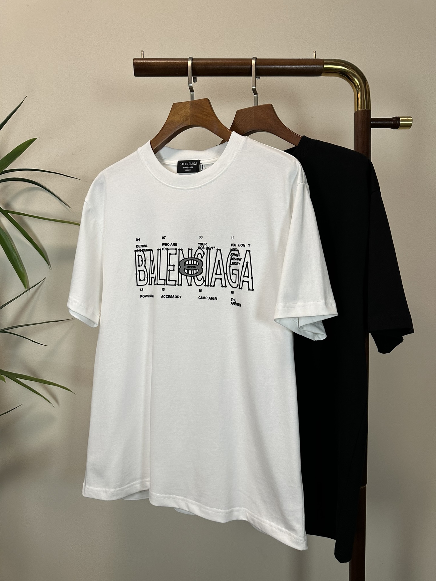 NO:137384,BLCG Paris 2025 new round neck short-sleeved T-shirt high-end version!  Customized fabrics for counters are breathable and comfortable, with impeccable details, and the brand element design concept reflects high quality. The feel is delicate and soft!  It is casually cut, with a great upper body style!  S-XL, T-shirt,tees,t-shirt,alexander wang19860909BLCG 巴黎 2025新款 圆领 短袖 T恤 高端版本！专柜定制面料 透气舒适度高,细节无可挑剔,品牌元素设计理念,体现高品质.手感细腻柔软！呈现休闲裁剪,上身版型超赞！ 码数S-XL,,T-shirt,tees，t-shirt,alexander wang,Men's clothing