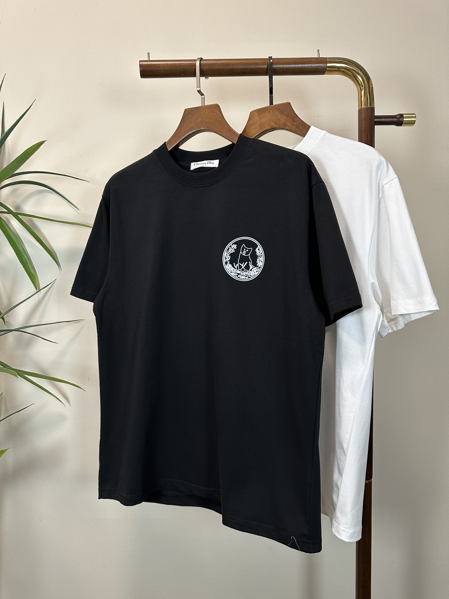 NO:137381,DIOR 2025 new round neck short-sleeved T-shirt high-end version!  Customized fabrics for counters are breathable and comfortable, with impeccable details, and the brand element design concept reflects high quality. The feel is delicate and soft!  It is casually cut, with a great upper body style!  S-XL, dior, dior, T-shirt,tees, t-shirt,alexander wang19860909DIOR 迪奥2025新款 圆领 短袖 T恤 高端版本！专柜定制面料 透气舒适度高,细节无可挑剔,品牌元素设计理念,体现高品质.手感细腻柔软！呈现休闲裁剪,上身版型超赞！ 码数S-XL,,dior,dior,T-shirt,tees，t-shirt,alexander wang,Men's clothing