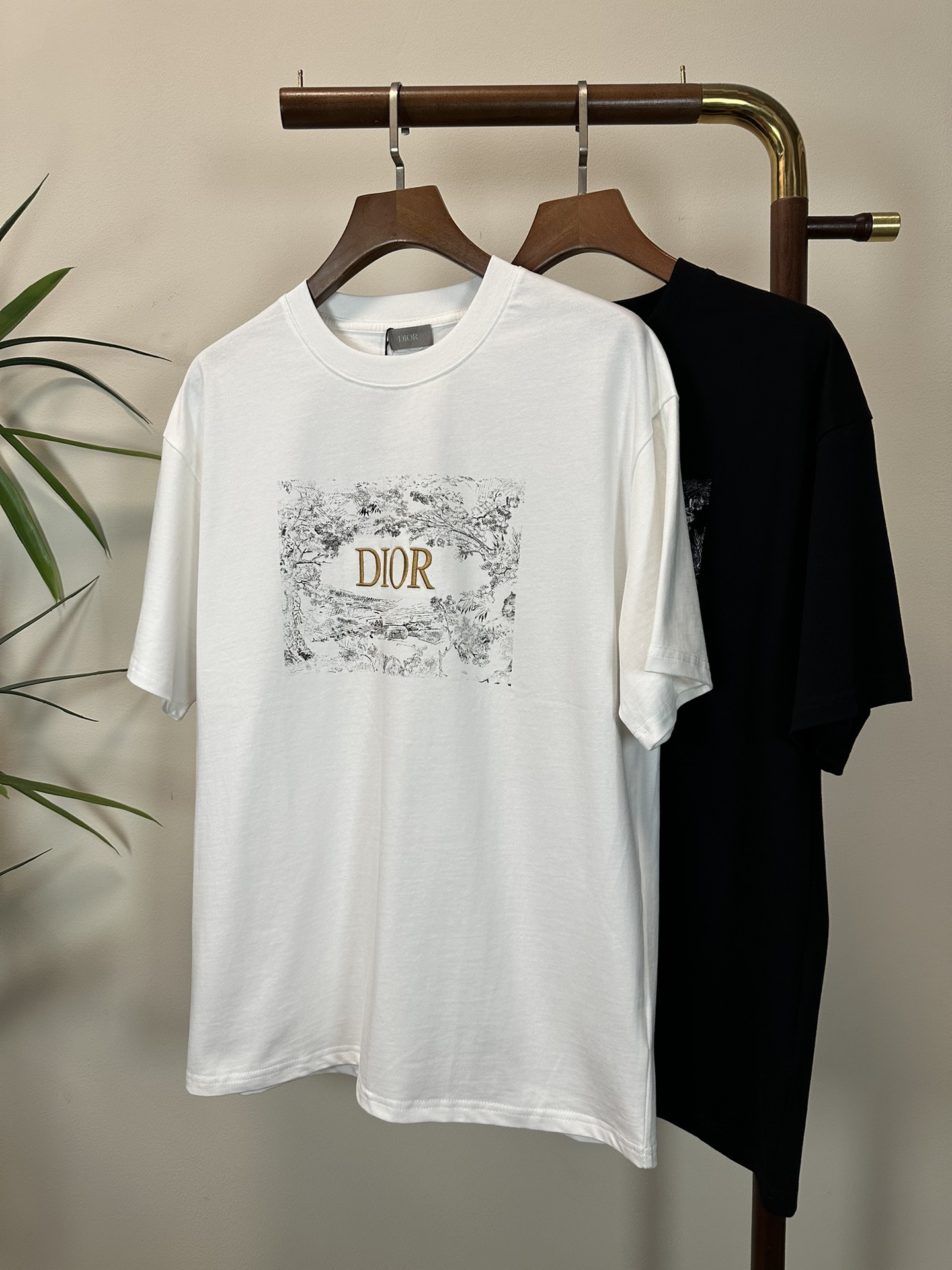 NO:161332,DIOR 2025 new round neck short-sleeved T-shirt high-end version!  Customized fabrics for counters are breathable and comfortable, with impeccable details, and the brand element design concept reflects high quality. The feel is delicate and soft!  It is casually cut, with a great upper body style!  S-XL, dior, dior, T-shirt,tees, t-shirt,alexander wang19860909DIOR 迪奥2025新款 圆领 短袖 T恤 高端版本！专柜定制面料 透气舒适度高,细节无可挑剔,品牌元素设计理念,体现高品质.手感细腻柔软！呈现休闲裁剪,上身版型超赞！ 码数S-XL,,dior,dior,T-shirt,tees，t-shirt,alexander wang,Men's clothing