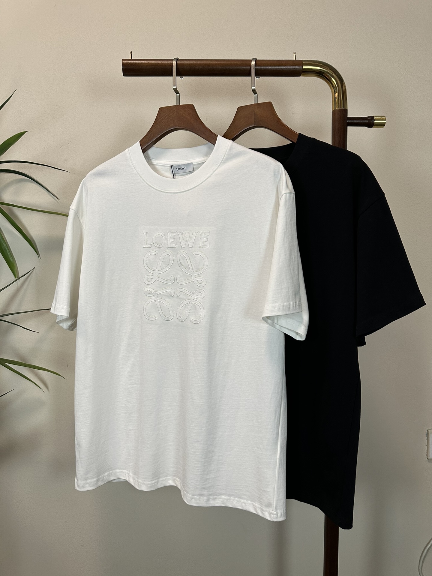 NO:137378,LOE Luo Yiwei 2025 new round neck short-sleeved T-shirt high-end version!  Customized fabrics for counters are breathable and comfortable, with impeccable details, and the brand element design concept reflects high quality. The feel is delicate and soft!  It is casually cut, with a great upper body style!  S-XL, loewe, loewe, T-shirt,tees, t-shirt,alexander wang19860909LOE 罗意威 2025新款 圆领 短袖 T恤 高端版本！专柜定制面料 透气舒适度高,细节无可挑剔,品牌元素设计理念,体现高品质.手感细腻柔软！呈现休闲裁剪,上身版型超赞！ 码数S-XL,,loewe,loewe,T-shirt,tees，t-shirt,alexander wang,Men's clothing