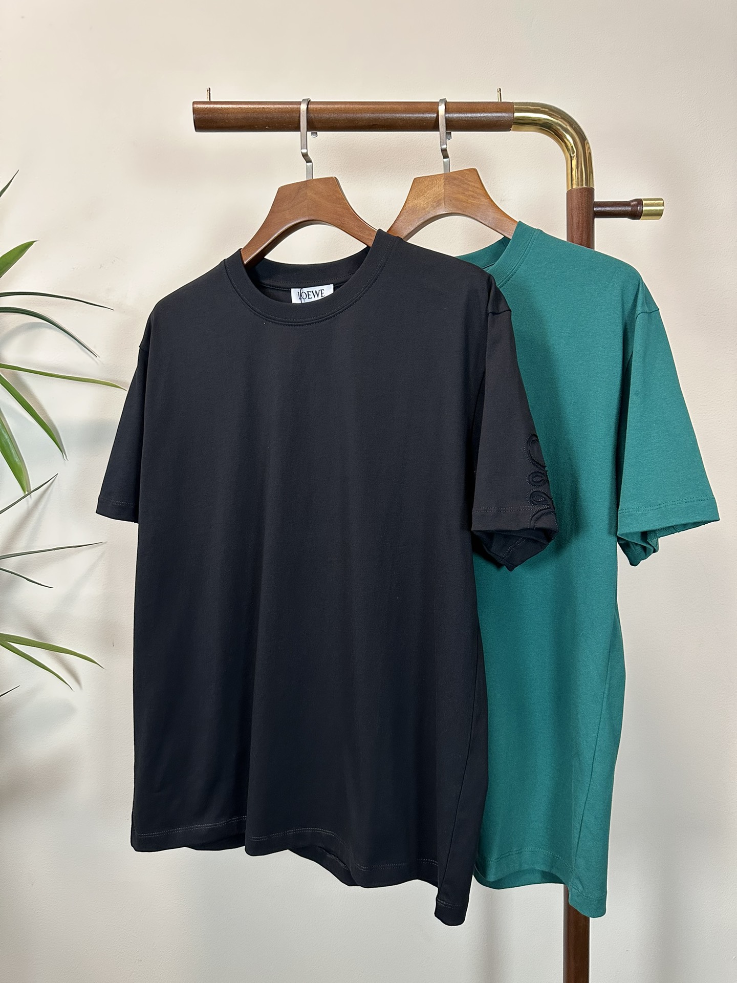 NO:161334,LOE Luo Yiwei 2025 new round neck short-sleeved T-shirt high-end version!  Customized fabrics for counters are breathable and comfortable, with impeccable details, and the brand element design concept reflects high quality. The feel is delicate and soft!  It is casually cut, with a great upper body style!  S-XL, loewe, loewe, T-shirt,tees, t-shirt,alexander wang19860909LOE 罗意威 2025新款 圆领 短袖 T恤 高端版本！专柜定制面料 透气舒适度高,细节无可挑剔,品牌元素设计理念,体现高品质.手感细腻柔软！呈现休闲裁剪,上身版型超赞！ 码数S-XL,,loewe,loewe,T-shirt,tees，t-shirt,alexander wang,Men's clothing