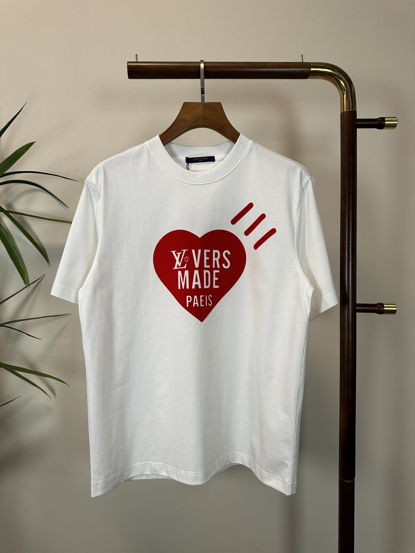 NO:134658,LV Louis Vuitton 2025 new round neck short-sleeved T-shirt high-end version!  Customized fabrics for counters are breathable and comfortable, with impeccable details, and the brand element design concept reflects high quality. The feel is delicate and soft!  It is casually cut, with a great upper body style!  S-XL, louis vuitton,louis vuitton,t-shirt,tees,t-shirt,alexander wang19860909LV 路易威登 2025新款 圆领 短袖 T恤 高端版本！专柜定制面料 透气舒适度高,细节无可挑剔,品牌元素设计理念,体现高品质.手感细腻柔软！呈现休闲裁剪,上身版型超赞！ 码数S-XL,,louis vuitton,louis vuitton,T-shirt,tees，t-shirt,alexander wang,Men's clothing