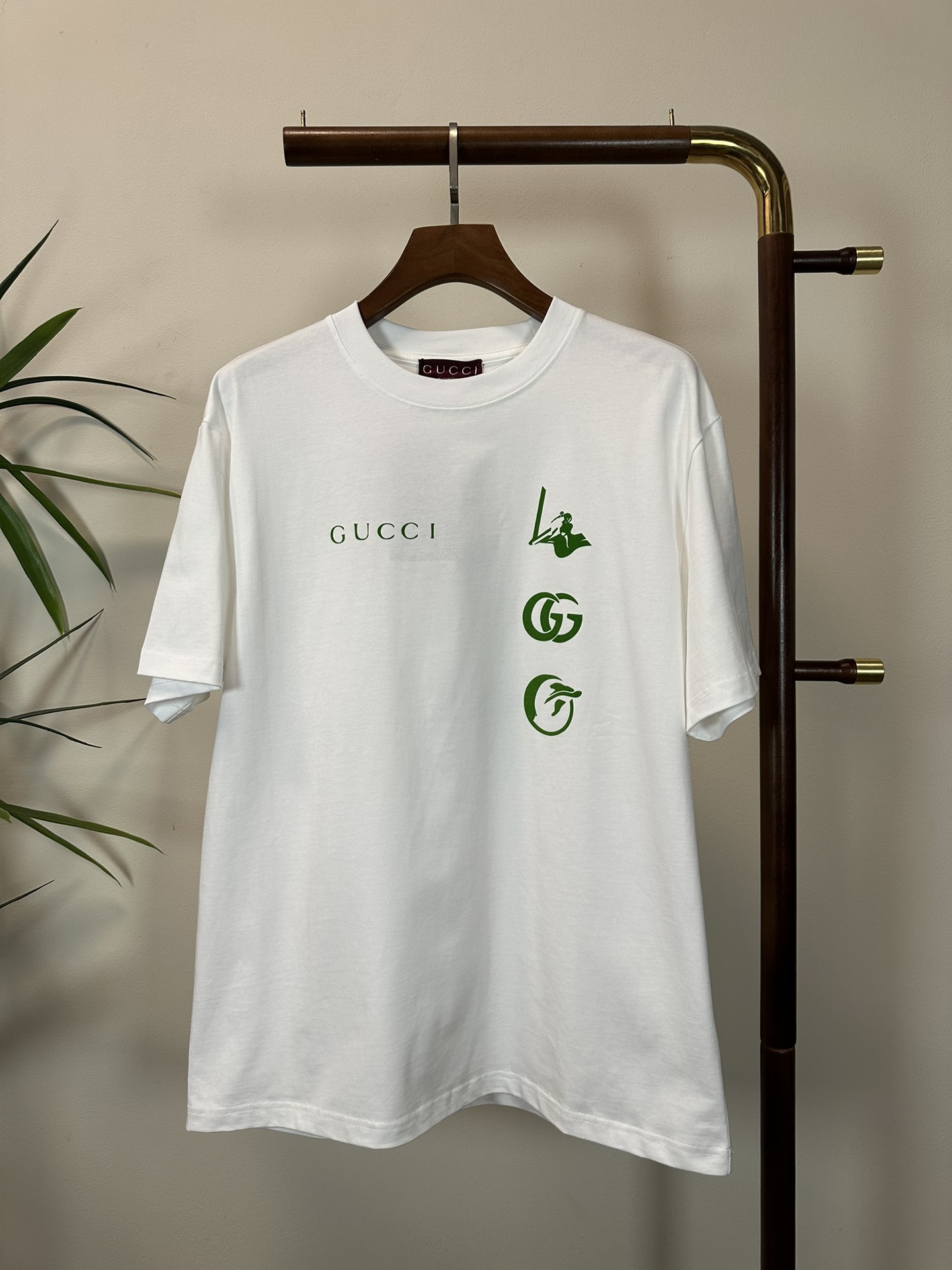 NO:134661,GU Gucci 2025 new round neck short-sleeved T-shirt high-end version!  Customized fabrics for counters are breathable and comfortable, with impeccable details, and the brand element design concept reflects high quality. The feel is delicate and soft!  It is casually cut, with a great upper body style!  S-XL, gucci, T-shirt,tees, t-shirt,alexander wang19860909GU 古驰 2025新款 圆领 短袖 T恤 高端版本！专柜定制面料 透气舒适度高,细节无可挑剔,品牌元素设计理念,体现高品质.手感细腻柔软！呈现休闲裁剪,上身版型超赞！ 码数S-XL,,gucci,T-shirt,tees，t-shirt,alexander wang,Men's clothing