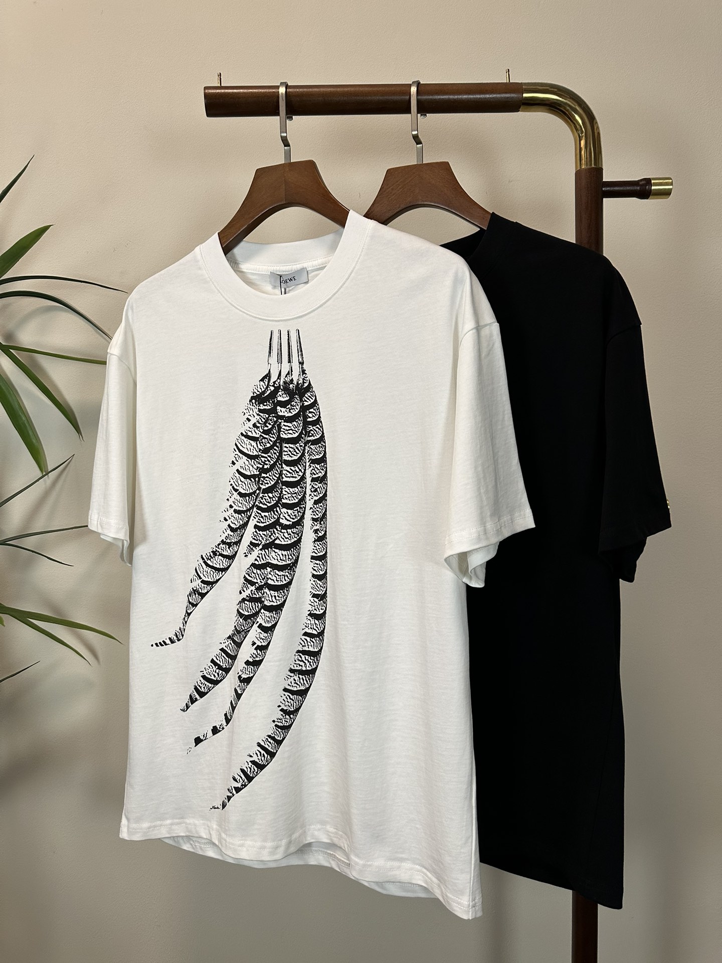 NO:134664,LOE Luo Yiwei 2025 new round neck short-sleeved T-shirt high-end version!  Customized fabrics for counters are breathable and comfortable, with impeccable details, and the brand element design concept reflects high quality. The feel is delicate and soft!  It is casually cut, with a great upper body style!  S-XL, loewe, loewe, T-shirt,tees, t-shirt,alexander wang19860909LOE 罗意威 2025新款 圆领 短袖 T恤 高端版本！专柜定制面料 透气舒适度高,细节无可挑剔,品牌元素设计理念,体现高品质.手感细腻柔软！呈现休闲裁剪,上身版型超赞！ 码数S-XL,,loewe,loewe,T-shirt,tees，t-shirt,alexander wang,Men's clothing