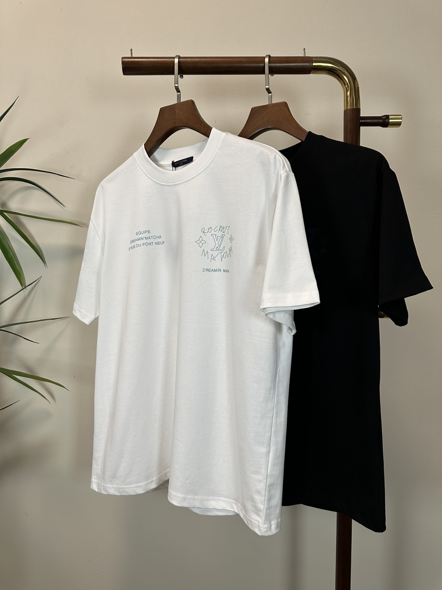 NO:161328,LV Louis Vuitton 2025 new round neck short-sleeved T-shirt high-end version!  Customized fabrics for counters are breathable and comfortable, with impeccable details, and the brand element design concept reflects high quality. The feel is delicate and soft!  It is casually cut, with a great upper body style!  S-XL, louis vuitton,louis vuitton,t-shirt,tees,t-shirt,alexander wang19860909LV 路易威登 2025新款 圆领 短袖 T恤 高端版本！专柜定制面料 透气舒适度高,细节无可挑剔,品牌元素设计理念,体现高品质.手感细腻柔软！呈现休闲裁剪,上身版型超赞！ 码数S-XL,,louis vuitton,louis vuitton,T-shirt,tees，t-shirt,alexander wang,Men's clothing