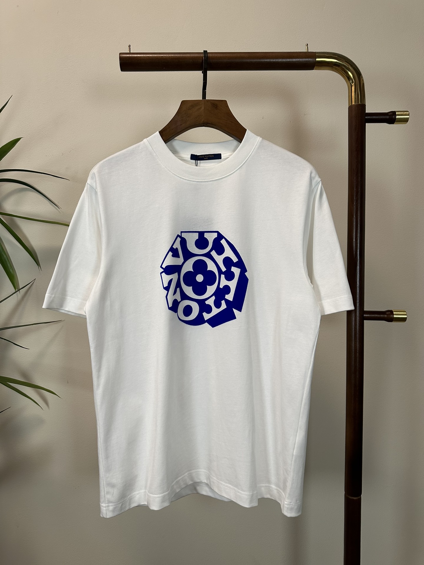 NO:134667,LV Louis Vuitton 2025 new round neck short-sleeved T-shirt high-end version!  Customized fabrics for counters are breathable and comfortable, with impeccable details, and the brand element design concept reflects high quality. The feel is delicate and soft!  It is casually cut, with a great upper body style!  S-XL, louis vuitton,louis vuitton,t-shirt,tees,t-shirt,alexander wang19860909LV 路易威登 2025新款 圆领 短袖 T恤 高端版本！专柜定制面料 透气舒适度高,细节无可挑剔,品牌元素设计理念,体现高品质.手感细腻柔软！呈现休闲裁剪,上身版型超赞！ 码数S-XL,,louis vuitton,louis vuitton,T-shirt,tees，t-shirt,alexander wang,Men's clothing