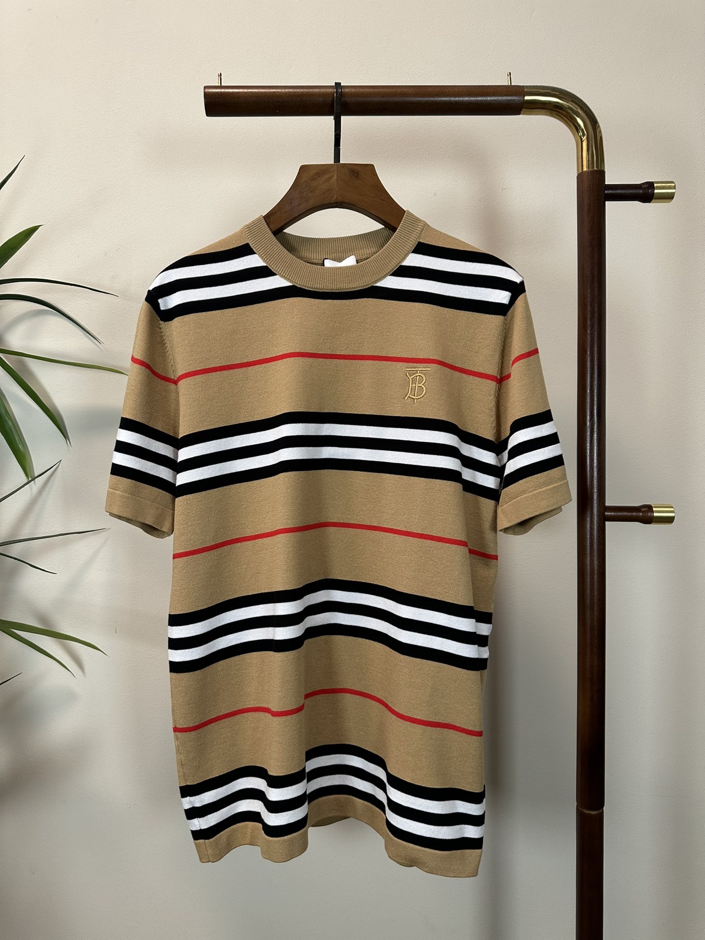 NO:134670,Knitted BBR Burberry 2025 new round neck short-sleeved T-shirt high-end version!  Customized fabrics for counters are breathable and comfortable, with impeccable details, and the brand element design concept reflects high quality. The feel is delicate and soft!  It is casually cut, with a great upper body style!  S-XL, burberry, T-shirt,tees, t-shirt,alexander wang19860909针织款 BBR 巴宝莉 2025新款 圆领 短袖 T恤 高端版本！专柜定制面料 透气舒适度高,细节无可挑剔,品牌元素设计理念,体现高品质.手感细腻柔软！呈现休闲裁剪,上身版型超赞！ 码数S-XL,,burberry,T-shirt,tees，t-shirt,alexander wang,Men's clothing