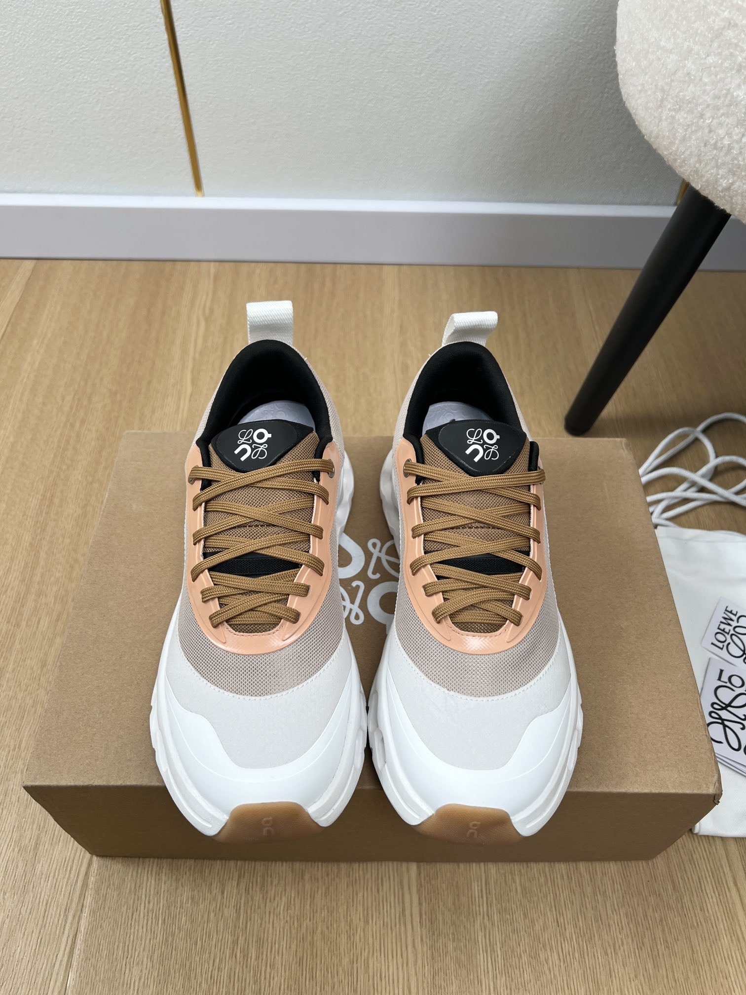 NO:259689,Couple model LOEVE x On Loewe Cooperation Model | 2025 Spring and Summer New Products 2025 The latest counter hits the Cloudtilt 2.0 series thick-soled running shoes casual sports shoes series This Loewe x On Loewe (LOEWE x On) co-branded running shoes is made of a new generation of hybrid uppers, made of high-performance woven mesh and woven fabrics. The high-performance light foam midsole incorporates the iconic CloudTec Phase technology, and the rubber pads make you feel comfortable when walking!  Upper Original imported technology mesh inner lining Original customized breathable mesh Outsole Original open mold anti-slip rubber outsole Sole Thickness 4cm Size Number Women 35-41 Men 39-45 (Female 40.41 Men 45 Customized), Casual shoes/sports shoes, christian louboutin, loewe, loewe, sneakers19860909情侣款LOEVE x On罗意威合作款 | 2025  2025春夏新品 专柜最新爆On昂跑联名合作款Cloudtilt 2.0系列厚底跑鞋休闲运动鞋系列 这款罗意威x昂跑（LOEWE x On）联名跑鞋,采用新一代混合材质鞋面,以高性能织网和编织织物制成,高性能轻盈泡棉中底融入标志性CloudTec Phase技术,橡胶垫让您行走时感受舒适！ 鞋面 原版进口科技网面 内里 原版定制透气网 大底 原版开模防滑橡胶大底  底厚 4cm 码数 女35-41男39-45（女40.41男45定制）,休闲鞋/运动鞋,christian louboutin,loewe,loewe,sneakers,Women's Shoes