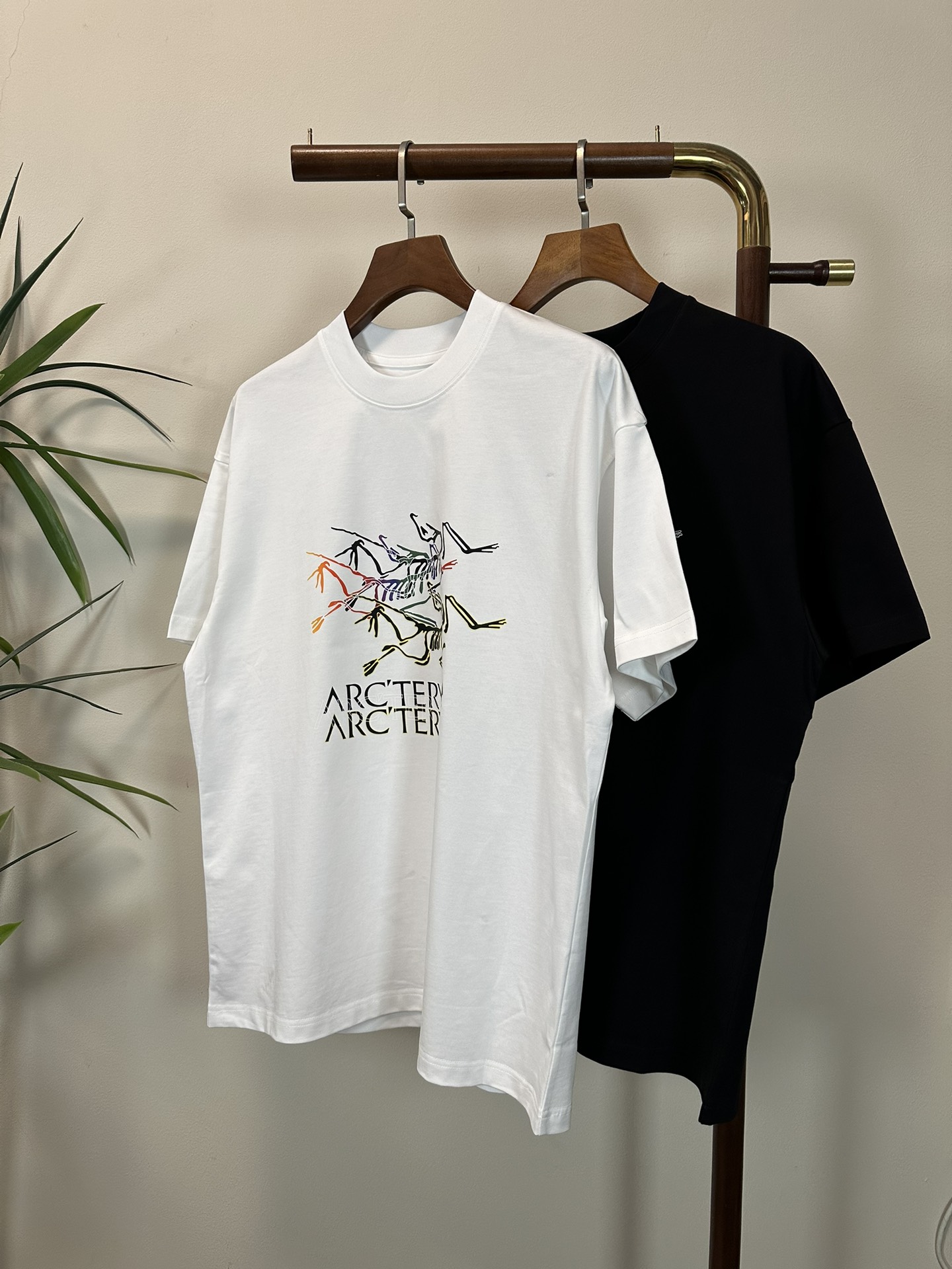 NO:134679,ARC Archaeopteryx 2025 new round neck short-sleeved T-shirt high-end version!  Customized fabrics for counters are breathable and comfortable, with impeccable details, and the brand element design concept reflects high quality. The feel is delicate and soft!  It is casually cut, with a great upper body style!  Code number M-3XL, arc'teryx, T-shirt,tees, t-shirt,alexander wang19860909ARC 始祖鸟 2025新款 圆领 短袖 T恤 高端版本！专柜定制面料 透气舒适度高,细节无可挑剔,品牌元素设计理念,体现高品质.手感细腻柔软！呈现休闲裁剪,上身版型超赞！ 码数M-3XL,arc'teryx,T-shirt,tees，t-shirt,alexander wang,Men's clothing