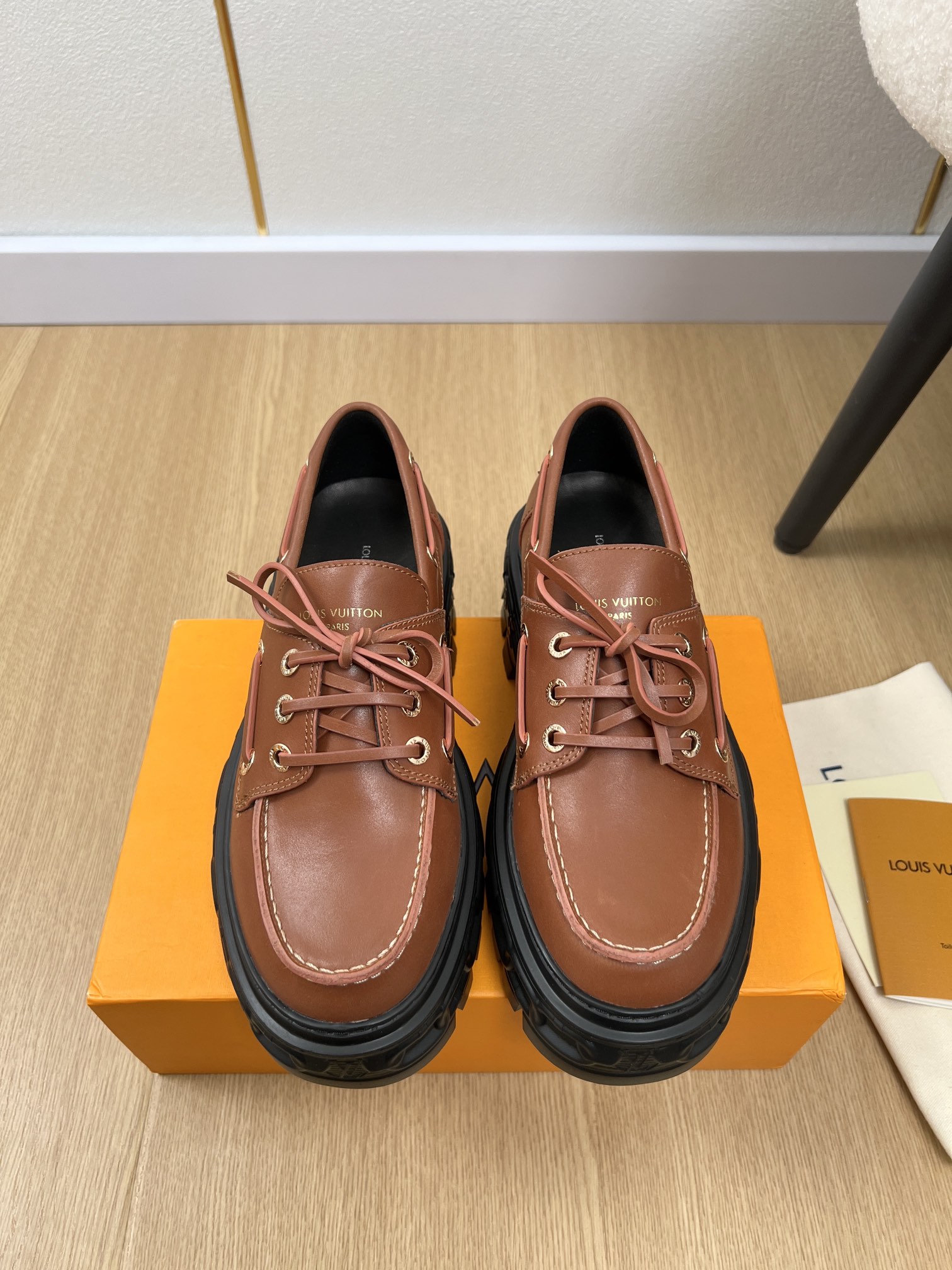 NO:259687,Louis Vuitton | 2025 L Home 2025 Spring and Summer New Products The counter focuses on the latest hit Record series Mary Jane’s lazier thick-soled loafers series This L loafer is made of smooth cowhide leather, making the delicate leather laces winding through the inscription metal eyelets. The complex EVA rubber outsole is thick and light, embellishing the nautical-style chain pattern with L Circle logo and Monogram flowers!  Imported beaded cowhide with upper, inner silk cowhide, original molded rubber foamed sole, sole thickness 5cm, size 35-41 (40.41. Customized), loafers, christian louboutin, louis vuitton, louis vuitton, louis vuitton, louis vuitton, loafers, mary jane, cowhide19860909Louis Vuitton 路易威登 | 2025 L家2025春夏新品 专柜主打最新爆款Record系列玛丽珍一脚蹬懒人厚底乐福鞋系列 此款L乐福鞋取材光滑牛皮革,令细腻皮革鞋带蜿蜒于铭纹金属孔眼,繁复EVA橡胶外底厚实而轻盈,为航海风格链条图案点缀L Circle标识和Monogram花卉！ 鞋面进口开边珠牛皮 内里丝绸牛皮 大底原版开模橡胶发泡大底 底厚 5cm 码数35-41（40.41.定制）,乐福鞋,christian louboutin,louis vuitton,louis vuitton,louis vuitton,loafers,mary jane,cowhide,Women's Shoes