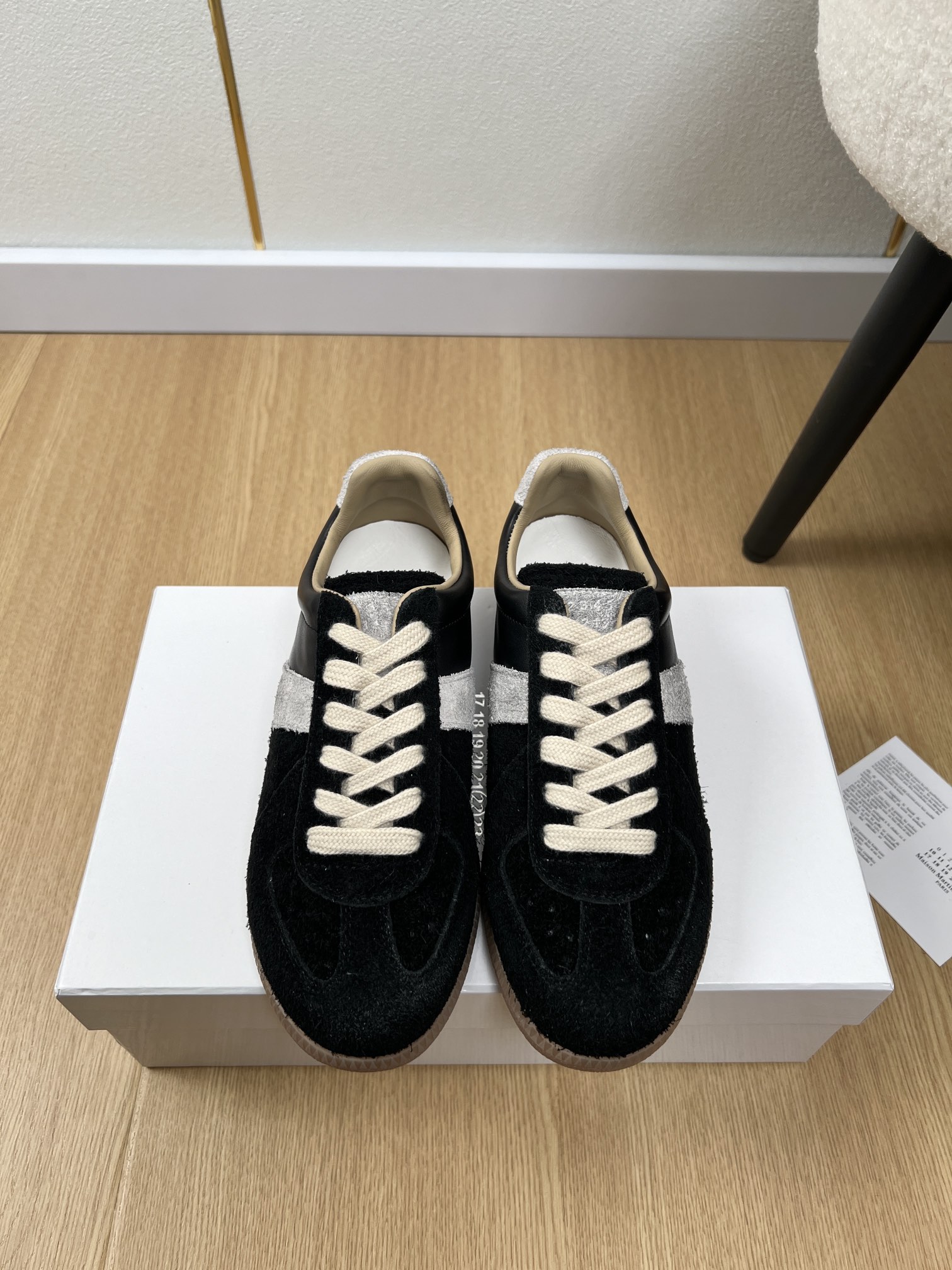 NO:259681,High-version couple model Maison Margiela *Majella | New spring and summer products, new counter styles and new colors for old German training sneakers series~ MM6 Majella classic Forrest Gump retro casual sneakers, classic and outdated styles for all seasons!  Casual and casual, with a variety of materials that are spliced ​​in contrasting colors, and the sense of fashion is doubled. The shoelaces and soles echo each other, making them look good and versatile in daily life!  Just dress up for you very high-end!  It can be easily controlled with all styles!  Upper cowhide   velvet/cloth   velvet inner original silk sheepskin footrest Original silk sheepskin outsole Original open mold beef tendon outsole Size number Women's model 35-40 Men's model 39-45 (39.45 customized for women) Women's model, casual shoes/sports shoes,masion margiela,masion margiela,sneakers,cowhide,sheepskin19860909高版本情侣款Maison Margiela *马吉拉 | 春夏新品 专柜新款新配色做旧德训运动鞋系列～ MM6马吉拉经典阿甘复古休闲运动鞋 四季可穿搭经典不过时的款！休闲又随意,多种材质撞色的拼接,时髦感倍增,鞋带鞋底互相呼应,日常好看又百搭！随便穿搭就可以很高级！搭配各种风格都可轻松驾驭！ 鞋面 牛皮 长绒/布 长绒 内里 原版丝绸羊皮 垫脚 原版丝绸羊皮 大底 原版开模牛筋大底 码数 女款35-40男款39-45（女40男39.45定制） 女款 男款,休闲鞋/运动鞋,masion margiela,masion margiela,sneakers,cowhide,sheepskin,Women's Shoes