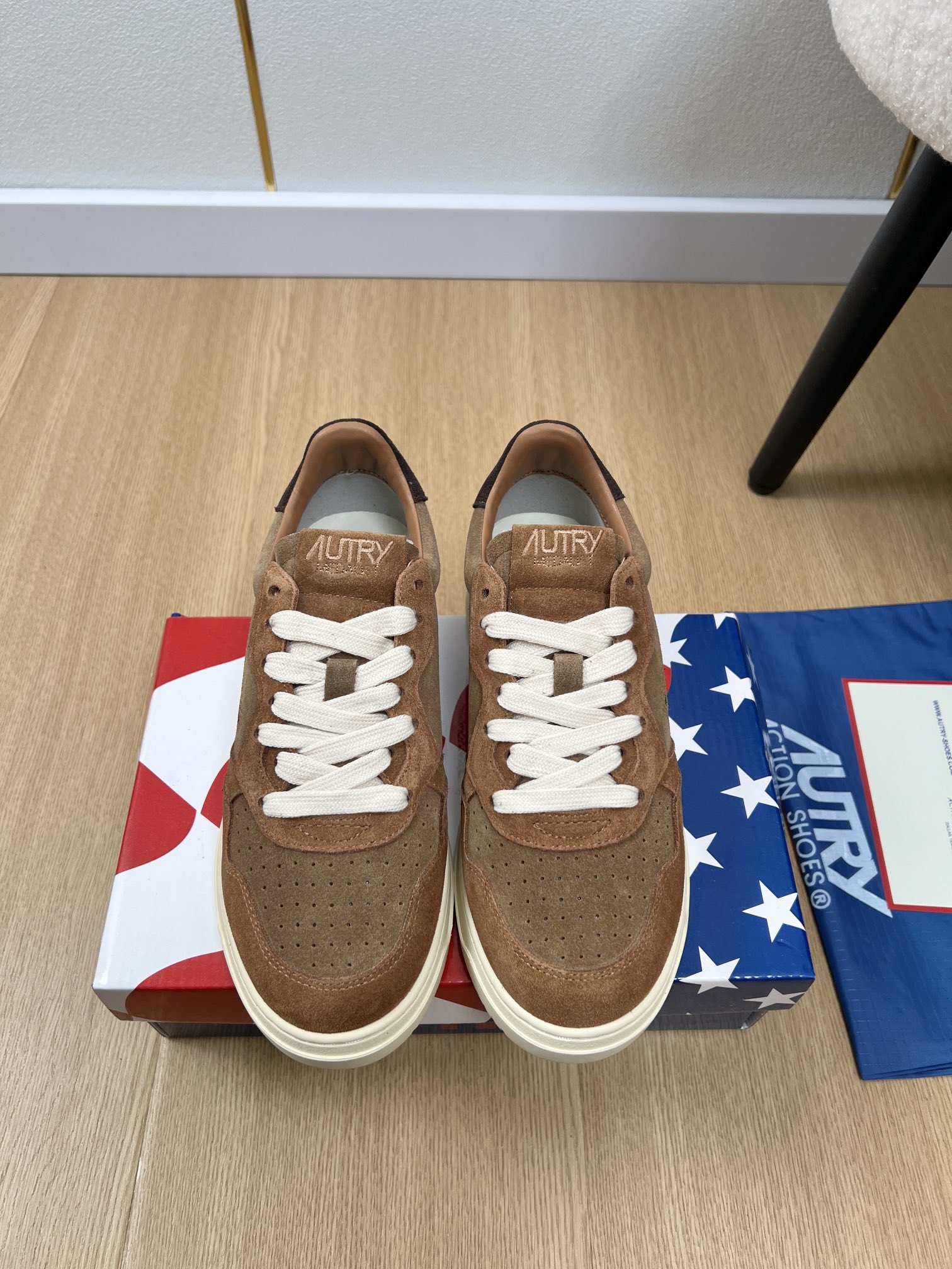 NO:259683,Couple model AUTRY·Oterry | Spring and summer new counter new German niche trend brand Medalist series retro white shoes skateboard shoes casual sports shoes series AUTRY is a unique American retro style, with a solid leather body and a retro atmosphere versatile appearance, paired with the brand's classic American flag logo, which has won the love of many fashionable celebrities. BLACKPINKRose often wears AUTRY shoes in private outfits, neat and stylish. Upper cowhide   sheep tiles/sheep tiles plush inner lining imported towel   sheepskin outsole original open mold rubber sole thick 3.5cm Size number for women 35-40 men 39-45 (four 40 men 45 customized) Price for women  Men's 260 full sheep cube plus 40, casual shoes/sports shoes, sneakers, cowhide, sheepskin, sheep19860909情侣款 AUTRY·奥特里 |  春夏新品 专柜新款德国小众潮牌Medalist系列复古小白鞋滑板鞋休闲运动鞋系列 AUTRY富有独特美式复古风格,以扎实的皮革鞋身与复古氛围的百搭外型,配搭品牌经典的美国国旗标志,获得许多时尚名人的喜爱,BLACKPINKRose更经常于私下穿搭中穿戴AUTRY鞋款,利落有型. 鞋面 牛皮 羊猄/羊猄长毛绒 内里 进口毛巾里 羊皮 大底 原版开模橡胶大底 底厚 3.5cm 码数 女35-40男39-45（女40男45定制） 价格 女款 男款260全羊猄面加40,休闲鞋/运动鞋,sneakers,cowhide,sheepskin,sheep,Women's Shoes