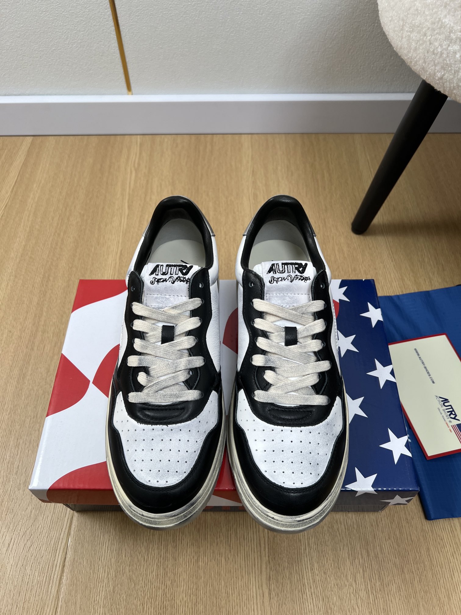 NO:259685,Couple model AUTRY·Oterry | 2025 Spring and Summer New Products 2025 2025 New Counter New German niche trendy brand Medalist Series Retro Stylish White Shoes Skateboard Shoes Casual Sports Shoes Series AUTRY is a unique American retro style, with a solid leather body and a retro atmosphere versatile appearance, paired with the brand's classic American flag logo, which has won the love of many fashionable celebrities. BLACKPINKRose often wears AUTRY shoes in private outfits, neat and stylish. Upper Imported toe layer cowhide Inner Imported towel inside Outsole Original open mold rubber sole Thickness 3.5cm Size Number Women 35-40 Men 39-45 (Female 40 Men 45 Customized) Price Women Men's, casual shoes/sports shoes, sneakers, cowhide19860909情侣款 AUTRY·奥特里 | 2025 2025春夏新品 专柜新款德国小众潮牌Medalist系列复古檫色做旧小白鞋滑板鞋休闲运动鞋系列 AUTRY富有独特美式复古风格,以扎实的皮革鞋身与复古氛围的百搭外型,配搭品牌经典的美国国旗标志,获得许多时尚名人的喜爱,BLACKPINKRose更经常于私下穿搭中穿戴AUTRY鞋款,利落有型. 鞋面 进口头层牛皮 内里 进口毛巾里 大底 原版开模橡胶大底 底厚 3.5cm 码数 女35-40男39-45（女40男45定制） 价格 女款 男款,休闲鞋/运动鞋,sneakers,cowhide,Women's Shoes