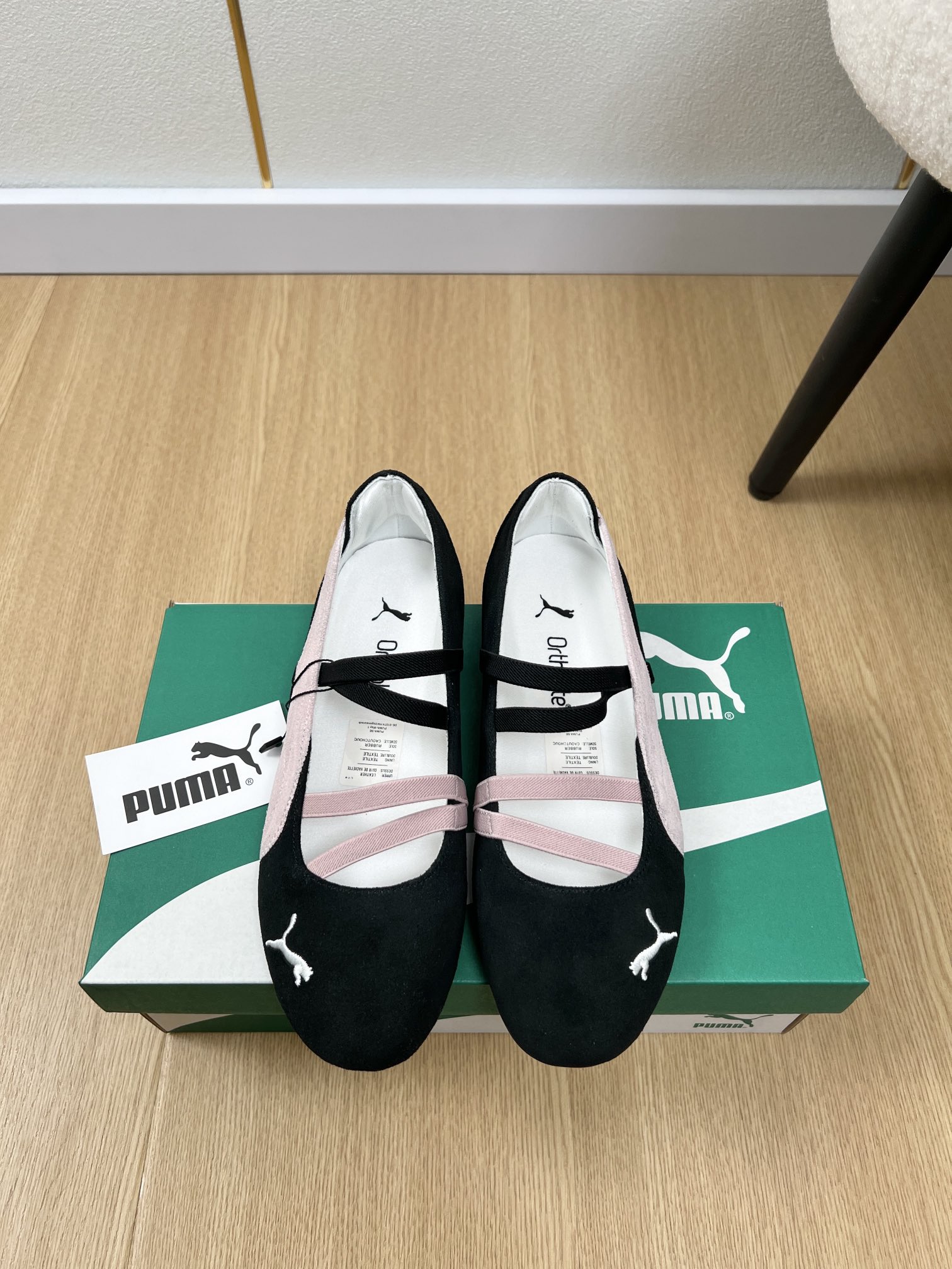 NO:259677,PUMA | 2025 Spring and Summer New Products 2025 The latest hottest Mary Jane Ballet Fashion Sports and Casual Shoes Series in the counter Love at first sight Xiaohongshu strongly recommends the style, it looks good no matter how you match it, a must-have for fashionable essence, women love simple and irresistible series/match shows unique dressing style, free mixing and matching shines in place retro black, cherry blossom pink I really recommend it!  Sisters, the shoes with a really hot retro style this year are very textured, and the classic makes you feel more retro, and you need a little bright color in summer. The upper is customized with cow back velvet/cowhide. The inner lining is customized with high density threaded cloth. The original sole is opened with mold and sole. The size is 35-40 (40 customized), ballet shoes, mary jane, cowhide.19860909PUMA 彪马 | 2025 2025春夏新品 专柜最新爆款玛丽珍芭蕾舞时尚运动休闲鞋系列 一见钟情 小红书力推款,怎么搭配都好看,时髦精必备,女士钟爱简约又难以抗拒系/搭配展现与众不同的穿搭风格、自由混搭闪耀到位复古黑的,樱花粉色 我真的好推荐啊！姐妹们今年复古风真的好火的鞋子整体非常有质感,经典让你一整个复古的感觉更加浓郁,夏天需要一点亮色系 鞋面原版定制牛反绒/牛皮 内里原版定制高密度螺纹布 大底原版开模大底 码数35-40（40定制）,芭蕾舞鞋,mary jane,cowhide,Women's Shoes