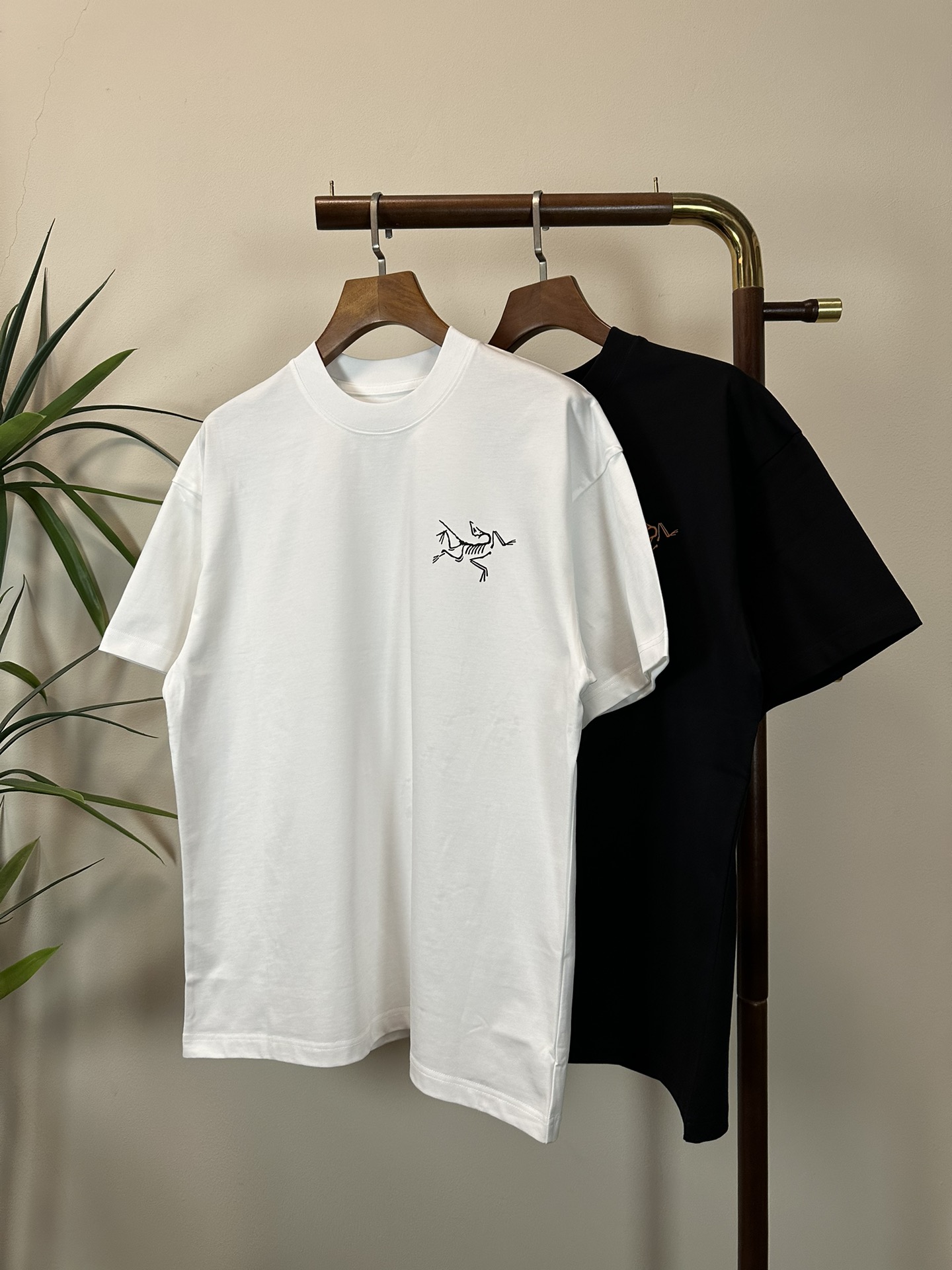 NO:153384,ARC Archaeopteryx 2025 new round neck short-sleeved T-shirt high-end version!  Customized fabrics for counters are breathable and comfortable, with impeccable details, and the brand element design concept reflects high quality. The feel is delicate and soft!  It is casually cut, with a great upper body style!  Code number M-3XL, arc'teryx, T-shirt,tees, t-shirt,alexander wang19860909ARC 始祖鸟 2025新款 圆领 短袖 T恤 高端版本！专柜定制面料 透气舒适度高,细节无可挑剔,品牌元素设计理念,体现高品质.手感细腻柔软！呈现休闲裁剪,上身版型超赞！ 码数M-3XL,arc'teryx,T-shirt,tees，t-shirt,alexander wang,Men's clothing