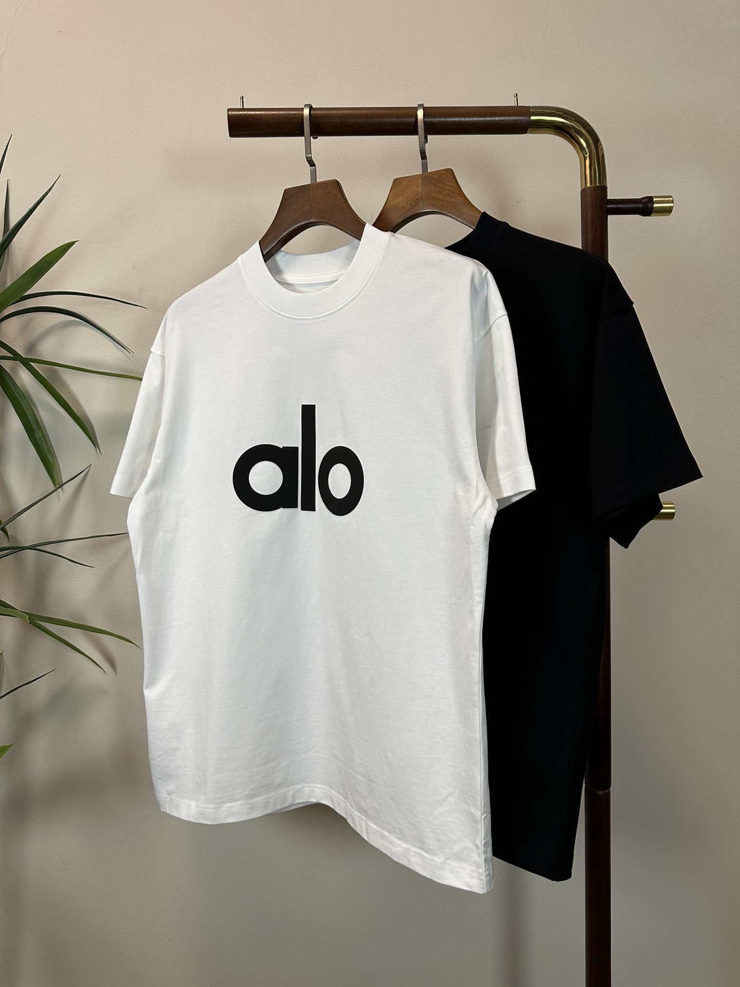 NO:134676,ALO Niche Brand 2025 new round neck short-sleeved T-shirt high-end version!  Customized fabrics for counters are breathable and comfortable, with impeccable details, and the brand element design concept reflects high quality. The feel is delicate and soft!  It is casually cut, with a great upper body style!  Code number M-3XL, T-shirt,tees,t-shirt,alexander wang19860909ALO 小众品牌 2025新款 圆领 短袖 T恤 高端版本！专柜定制面料 透气舒适度高,细节无可挑剔,品牌元素设计理念,体现高品质.手感细腻柔软！呈现休闲裁剪,上身版型超赞！ 码数M-3XL,,T-shirt,tees，t-shirt,alexander wang,Men's clothing