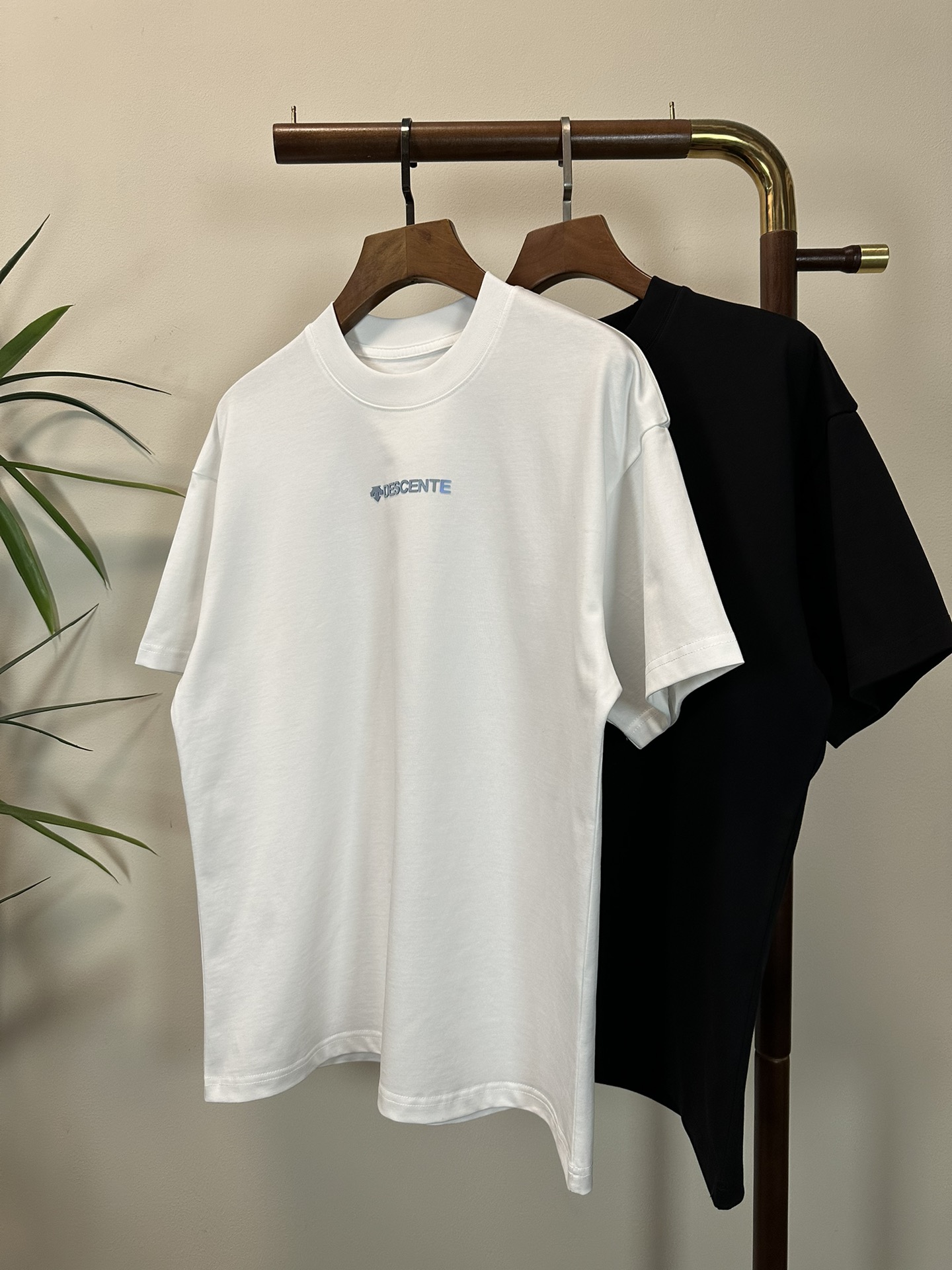 NO:134673,Deesant 2025 new round neck short-sleeved T-shirt high-end version!  Customized fabrics for counters are breathable and comfortable, with impeccable details, and the brand element design concept reflects high quality. The feel is delicate and soft!  It is casually cut, with a great upper body style!  Code number M-3XL, T-shirt,tees,t-shirt,alexander wang19860909迪桑特 2025新款 圆领 短袖 T恤 高端版本！专柜定制面料 透气舒适度高,细节无可挑剔,品牌元素设计理念,体现高品质.手感细腻柔软！呈现休闲裁剪,上身版型超赞！ 码数M-3XL,,T-shirt,tees，t-shirt,alexander wang,Men's clothing