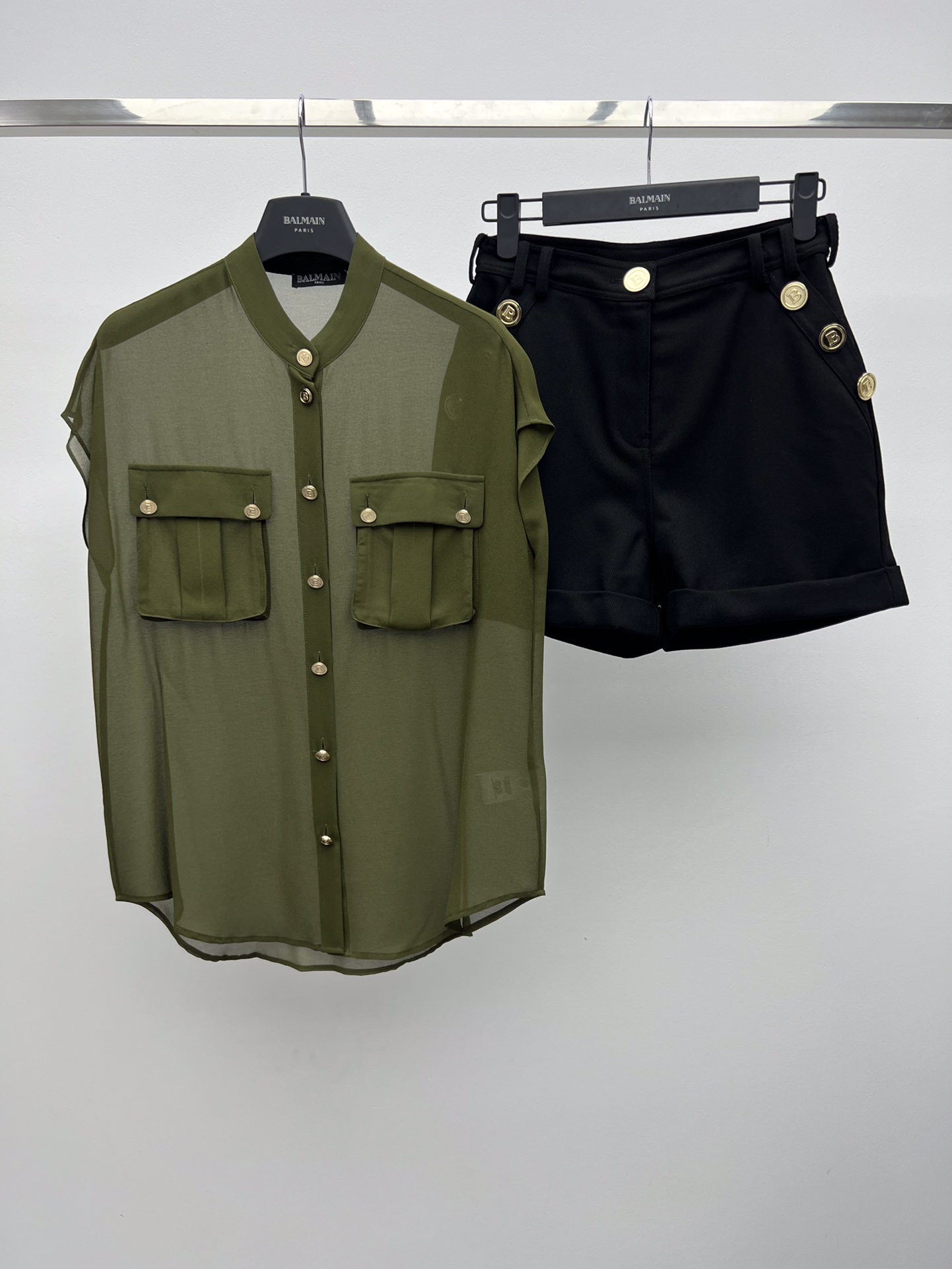 “Women’s Suit with Gold Trek Shirt and Silk Fabric Mix, Classic B Letter Button” - 图片 1