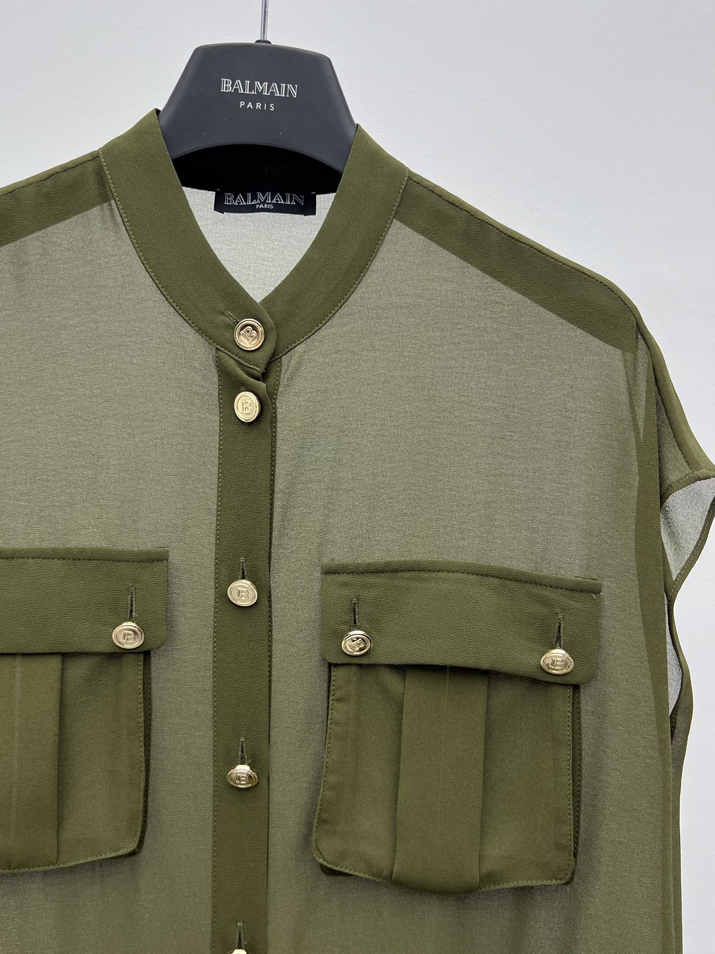 “Women’s Suit with Gold Trek Shirt and Silk Fabric Mix, Classic B Letter Button” - 图片 3