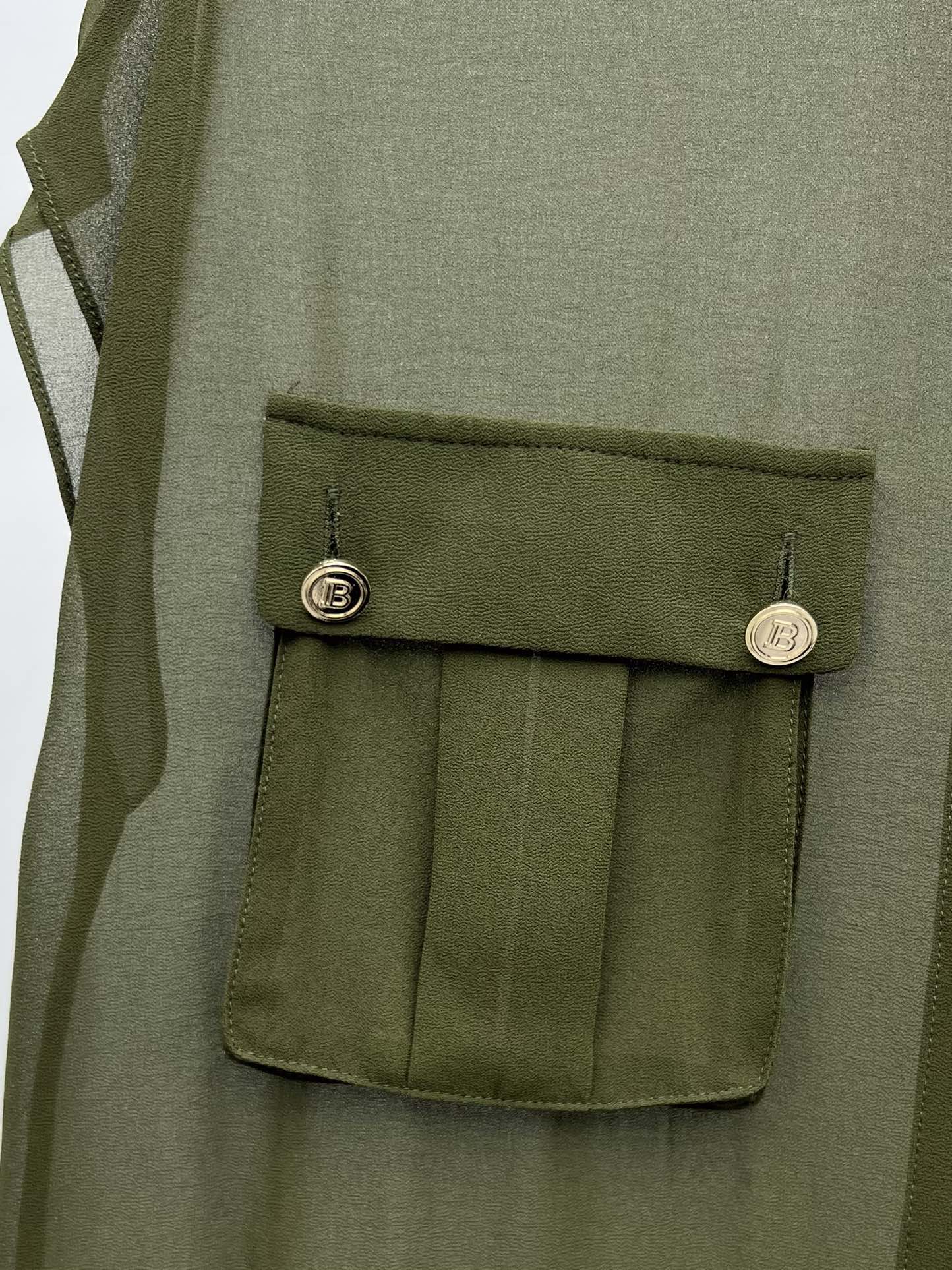 “Women’s Suit with Gold Trek Shirt and Silk Fabric Mix, Classic B Letter Button” - 图片 4