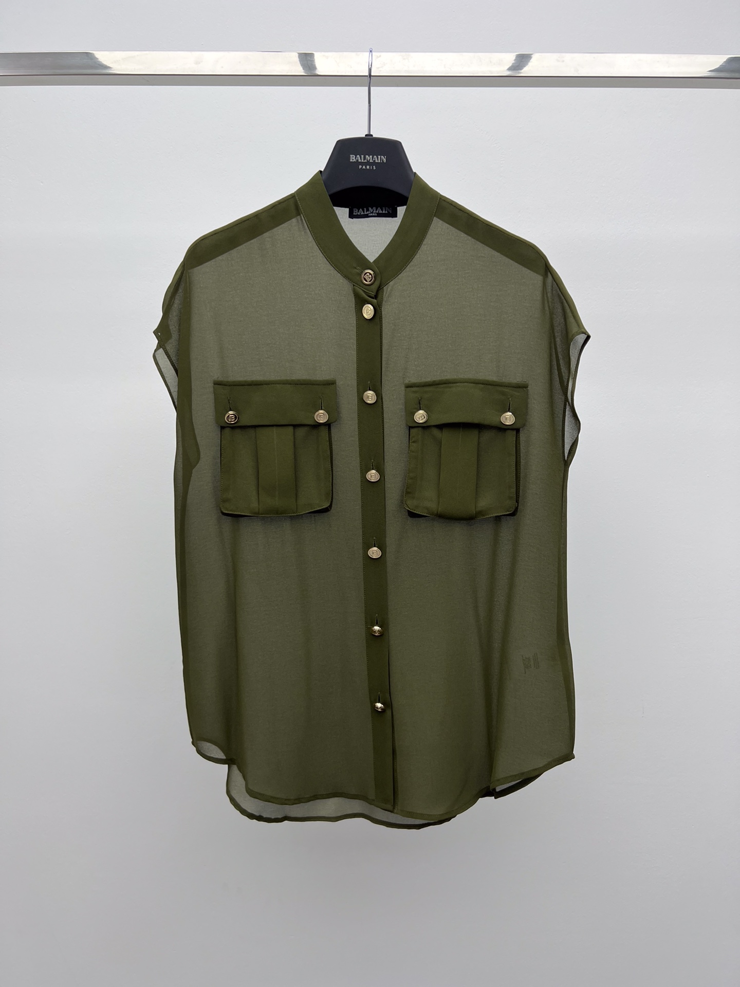 “Women’s Suit with Gold Trek Shirt and Silk Fabric Mix, Classic B Letter Button” - 图片 2