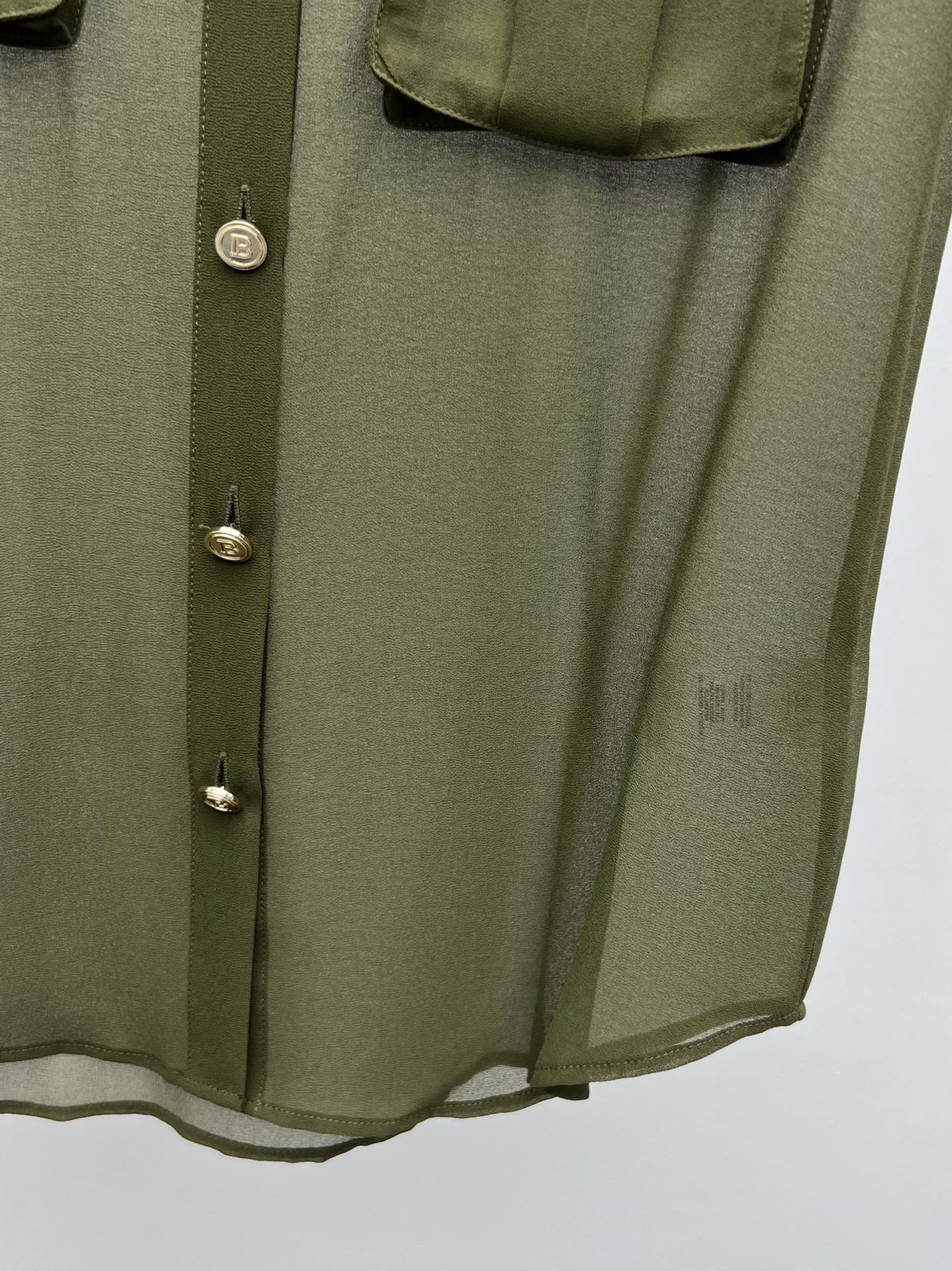 “Women’s Suit with Gold Trek Shirt and Silk Fabric Mix, Classic B Letter Button” - 图片 5