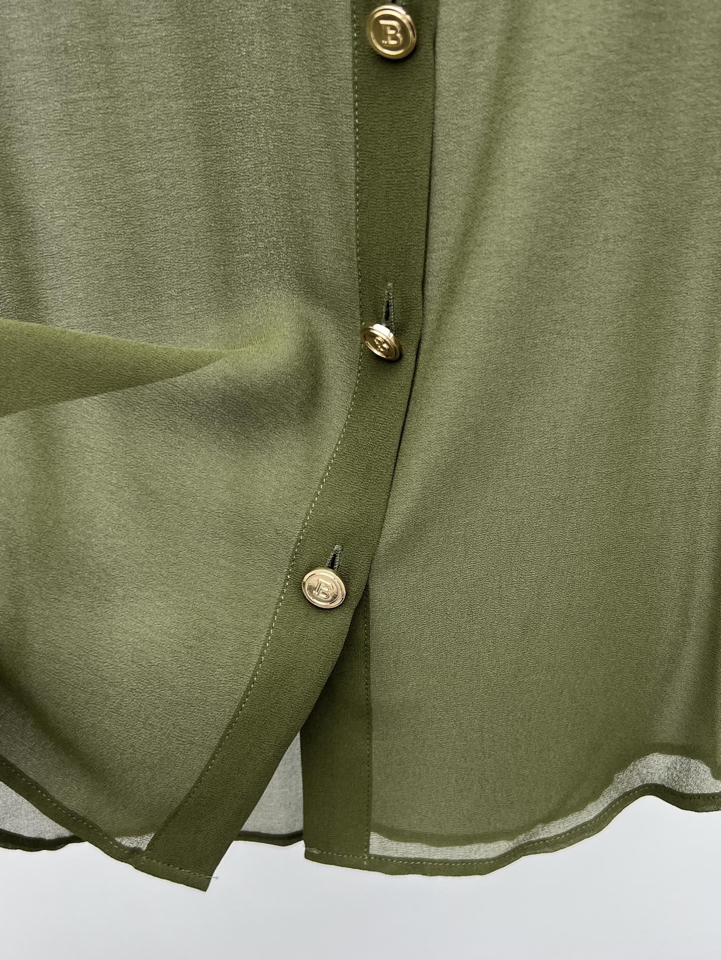 “Women’s Suit with Gold Trek Shirt and Silk Fabric Mix, Classic B Letter Button” - 图片 6