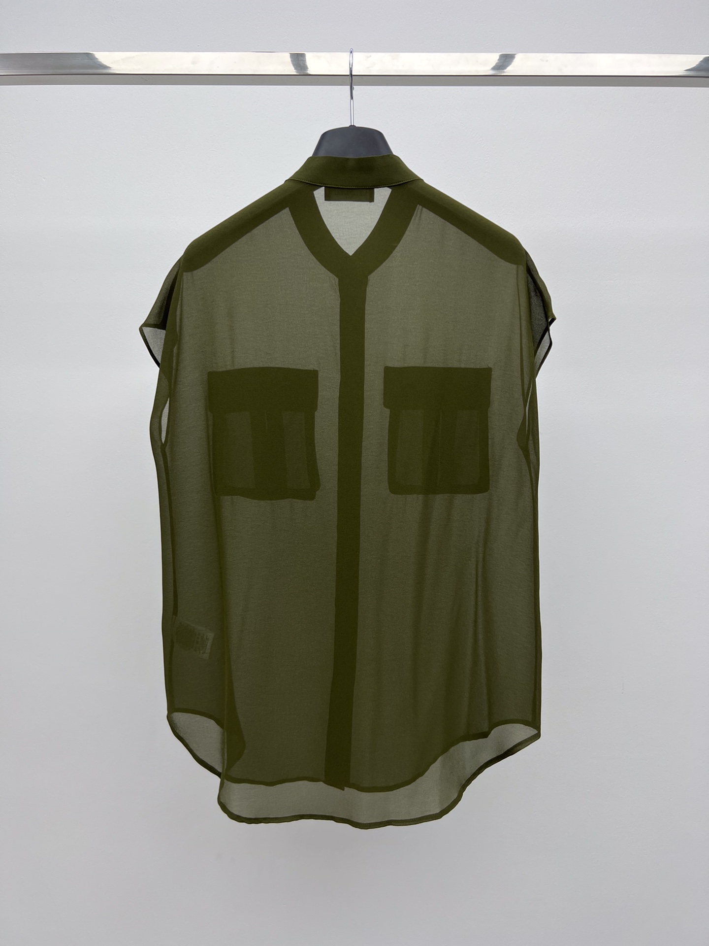 “Women’s Suit with Gold Trek Shirt and Silk Fabric Mix, Classic B Letter Button” - 图片 7