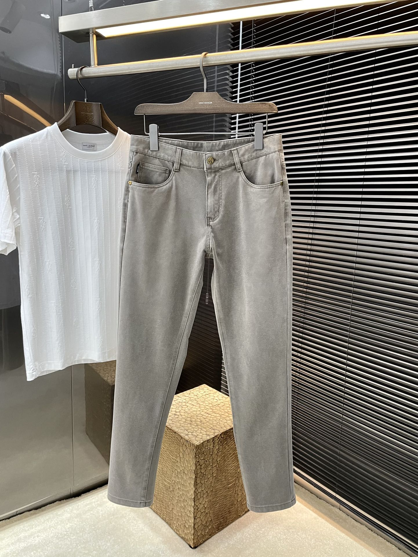 NO:133692,TOM FORD New spring and summer jeans imported from Italian haute couture denim fabrics Fashion and casual Regular style Micro-stretch fabrics The fabric is comfortable and soft, breaking through the feel of conventional denim fabrics, not stuffy, and excellent comfort. It is free and versatile. It is washed for a long time and does not deform. The upper body effect is excellent. The elegant and elegant tailoring is constantly innovating, but it always maintains noble and elegant style and taste. The charm of fashion. The small straight piece of the style is fashionable. The counter number is 30-36,,tom ford,jeans,alexander wang19860909TOM FORD 春夏季新款牛仔裤 进口意大利高定牛仔面料 时尚休闲 常规版型 微弹力面料 面料舒适柔软,突破常规牛仔的面料手感,不闷热,舒适感极佳.随意百搭 久洗不变形 上身效果极佳.大方优雅的剪裁,设计不断创新却始终保持着高贵优雅的风格和品位 演绎时尚魅惑 版型小直筒 时尚佳品 专柜码数30-36,,tom ford,jeans,alexander wang,Men's clothing