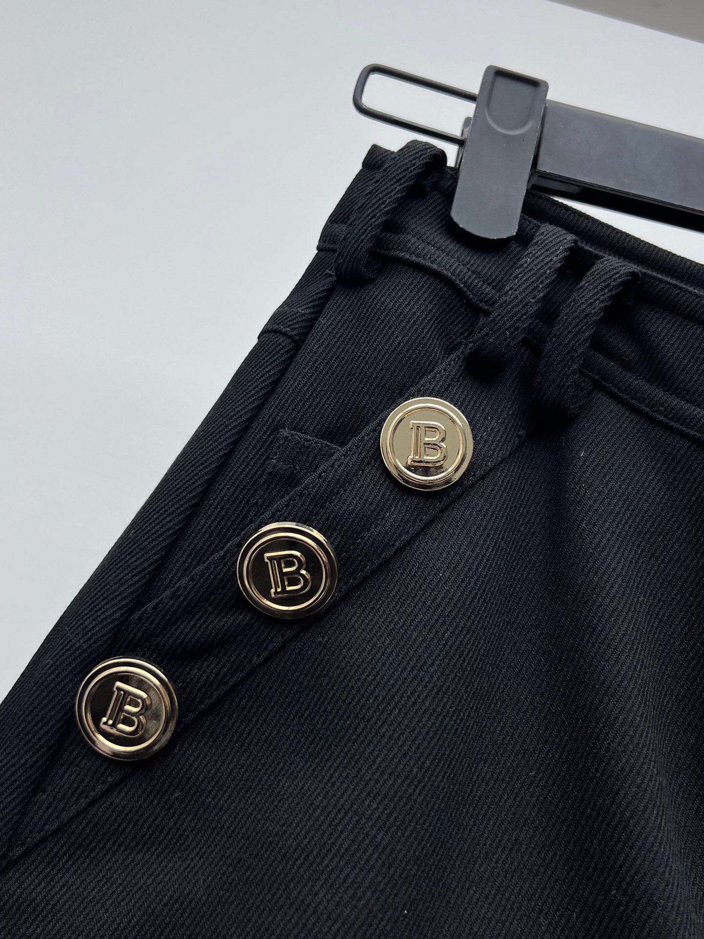 Balmain’s High-Waist Women’s Suit with Corset Design and B-Button Decoration - 图片 4