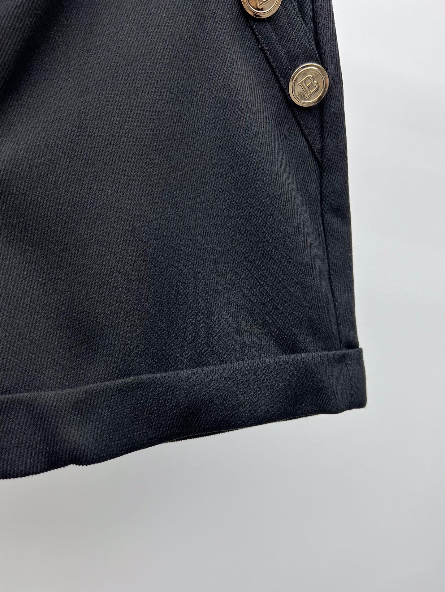 Balmain’s High-Waist Women’s Suit with Corset Design and B-Button Decoration - 图片 5