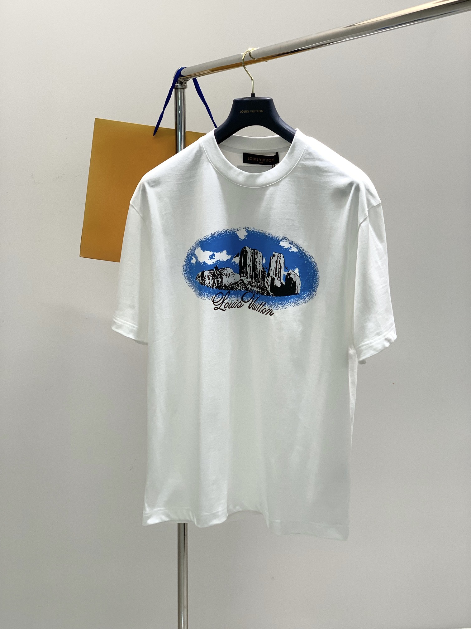 NO:133781,,LouisVuitton, the latest summer model, available at the counter at the same time, original singles, fashionable and casual round neck short-sleeved T-shirt, very distinctive on the upper body!  Eye-catching and highlighted, imported original fabric, top-level printing craft letter pattern decorative logo, simple but not lacking in fashion, classic and atmospheric, comfortable and breathable, handsome and stylish on the upper body, 2 colors recommended, code number M-3XL,, louis vuitton, louis vuitton, T-shirt,tees, t-shirt,alexander wang19860909,LouisVuitton 路易威登,夏季最新款,专柜同步有售,原单狠货,时尚休闲圆领短袖T恤,上身很有特点！吸睛而有亮点,进口原版面料,顶级印花工艺字母图案装饰Logo,简单而不失时尚,经典大气,舒适透气,上身帅气有型,2色推荐,码数M-3XL,,louis vuitton,louis vuitton,T-shirt,tees，t-shirt,alexander wang,Men's clothing