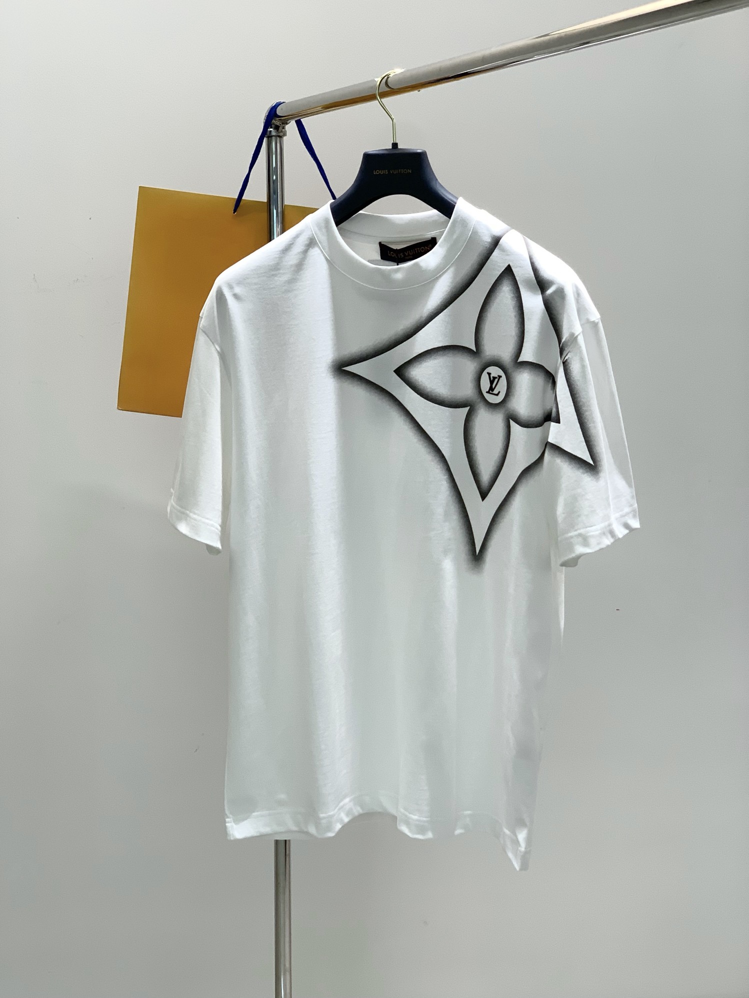 NO:133798,,LouisVuitton, the latest summer model, available at the counter at the same time, original singles, fashionable and casual round neck short-sleeved T-shirt, very distinctive on the upper body!  Eye-catching and highlighted, imported original fabric, top-level printing craft letter pattern decorative logo, simple but not lacking in fashion, classic and atmospheric, comfortable and breathable, handsome and stylish on the upper body, 2 colors recommended, code number M-3XL,, louis vuitton, louis vuitton, T-shirt,tees, t-shirt,alexander wang19860909,LouisVuitton 路易威登,夏季最新款,专柜同步有售,原单狠货,时尚休闲圆领短袖T恤,上身很有特点！吸睛而有亮点,进口原版面料,顶级印花工艺字母图案装饰Logo,简单而不失时尚,经典大气,舒适透气,上身帅气有型,2色推荐,码数M-3XL,,louis vuitton,louis vuitton,T-shirt,tees，t-shirt,alexander wang,Men's clothing