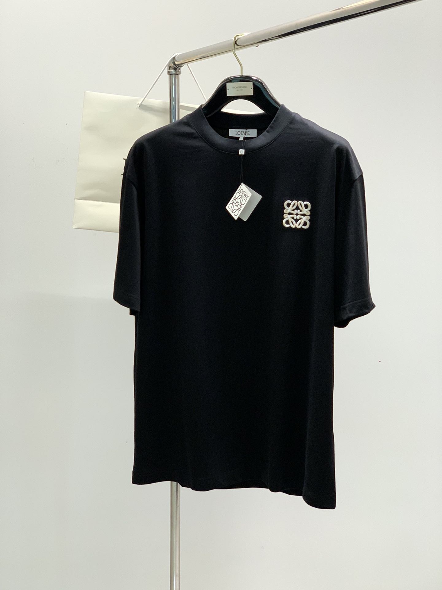 NO:136872,,Loewe, the latest summer model, available at the counter at the same time, original single ruthless product, fashionable and casual round neck short-sleeved T-shirt, very distinctive on the upper body!  Eye-catching and highlighted, imported original fabric, top-grade embroidery craft letter pattern decorative logo, simple but not lacking in fashion, classic and atmospheric, comfortable and breathable, handsome and stylish on the upper body, 2 colors recommended, code number M-3XL,,loewe,loewe,T-shirt,tees,t-shirt,alexander wang19860909,Loewe 罗意威,夏季最新款,专柜同步有售,原单狠货,时尚休闲圆领短袖T恤,上身很有特点！吸睛而有亮点,进口原版面料,顶级刺绣工艺字母图案装饰Logo,简单而不失时尚,经典大气,舒适透气,上身帅气有型,2色推荐,码数M-3XL,,loewe,loewe,T-shirt,tees，t-shirt,alexander wang,Men's clothing