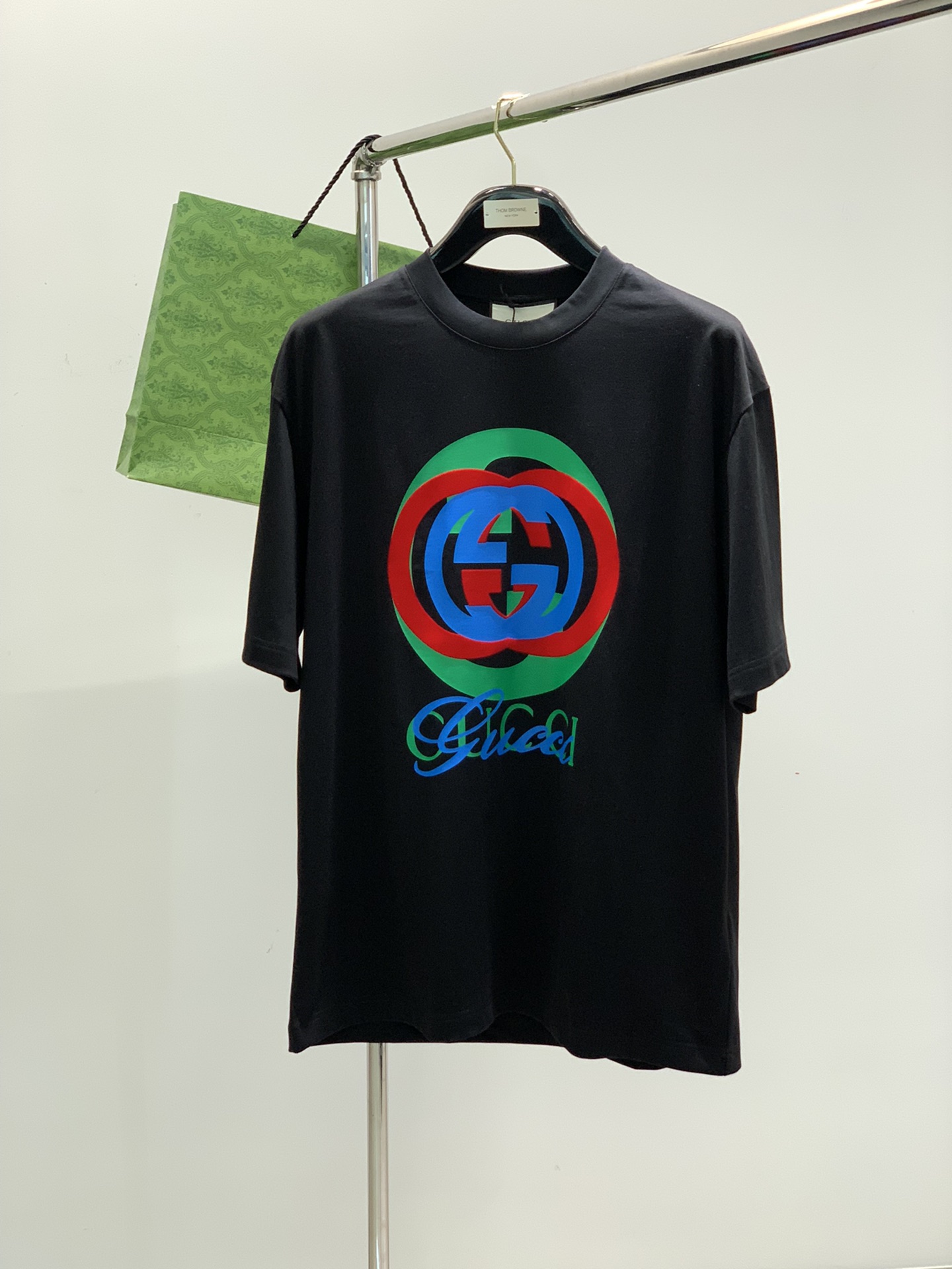 NO:136863,,Gucci, the latest summer model, available at the counter at the same time, original single product, fashionable and casual round neck short-sleeved T-shirt, very distinctive on the upper body!  Eye-catching and highlighted, imported original fabric, top-level printing craft letter pattern decorative logo, simple but not lacking in fashion, classic and atmospheric, comfortable and breathable, handsome and stylish on the upper body, 2 colors recommended, code number m-3XL,,gucci,gucci,T-shirt,tees,t-shirt,alexander wang19860909,Gucci 古驰,夏季最新款,专柜同步有售,原单狠货,时尚休闲圆领短袖T恤,上身很有特点！吸睛而有亮点,进口原版面料,顶级印花工艺字母图案装饰Logo,简单而不失时尚,经典大气,舒适透气,上身帅气有型,2色推荐,码数m-3XL,,gucci,gucci,T-shirt,tees，t-shirt,alexander wang,Men's clothing