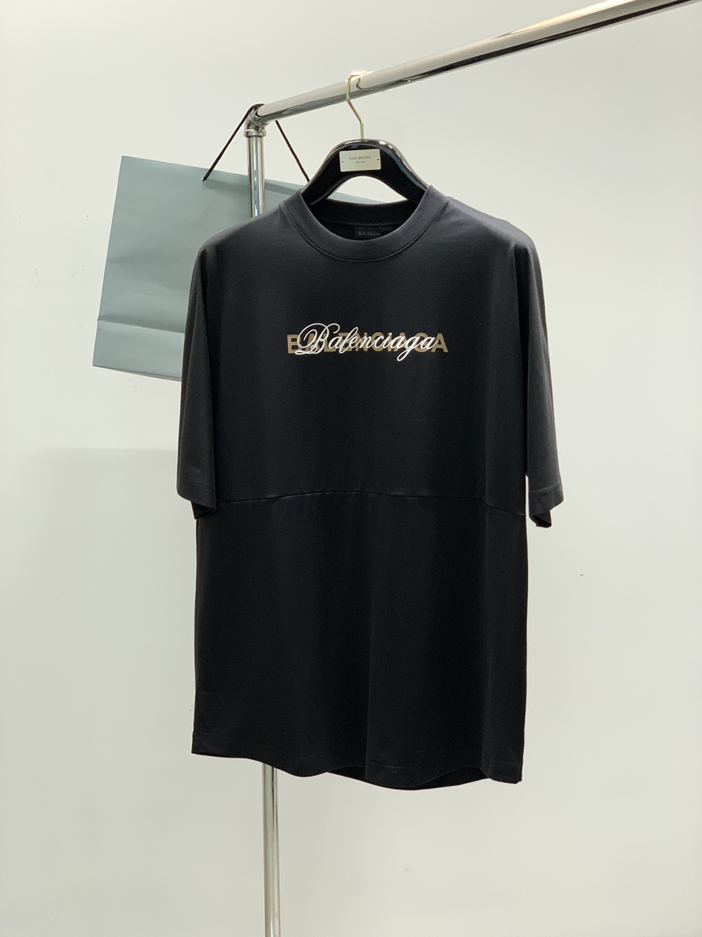 NO:133796,,Balenciaga Balenciaga, the latest summer season, the counter is available at the same time, original singles, hot fashion casual round neck short-sleeved T-shirt, imported original fabric, unique design, top-grade printing craft letter pattern decoration logo, simple and fashionable, handsome upper body, complete three standards, 2 colors recommended, code number M-3XL,,balenciaga,balenciaga,T-shirt,tees,t-shirt,alexander wang19860909,Balenciaga 巴黎世家,夏季季最新款,专柜同步有售,原单狠货,爆款时尚休闲圆领短袖T恤,进口原版面料,独特设计,顶级印花工艺字母图案装饰logo,简约时尚 ,上身帅气,三标齐全,2色推荐,码数M-3XL,,balenciaga,balenciaga,T-shirt,tees，t-shirt,alexander wang,Men's clothing