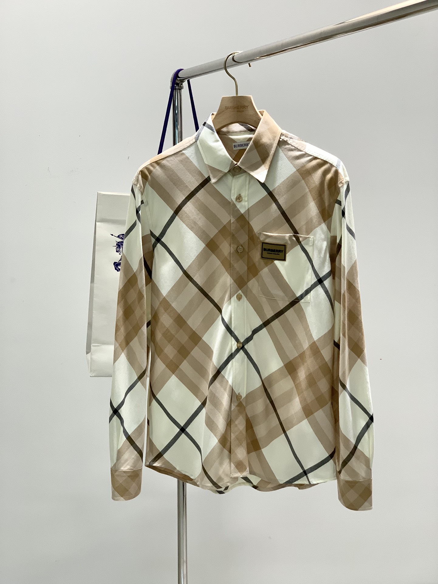 NO:133784,,Burberry Burberry, the latest spring products, available at the counter at the same time, original singles, fashionable and casual long-sleeved shirts, imported original fabrics, comfortable and breathable upper body, top-grade printing craft letter pattern decoration logo, extremely high grade, comfortable and versatile, handsome upper body, S-XL, burberry, burberry, shirts, alexander wang19860909,Burberry 巴宝莉,春季最新品,专柜同步有售,原单狠货,时尚休闲长袖衬衫,进口原版面料,上身舒适透气,顶级印胶工艺字母图案装饰logo,档次极高,舒适百搭,上身帅气十足,码数S-XL,,burberry,burberry,shirts,alexander wang,Men's clothing