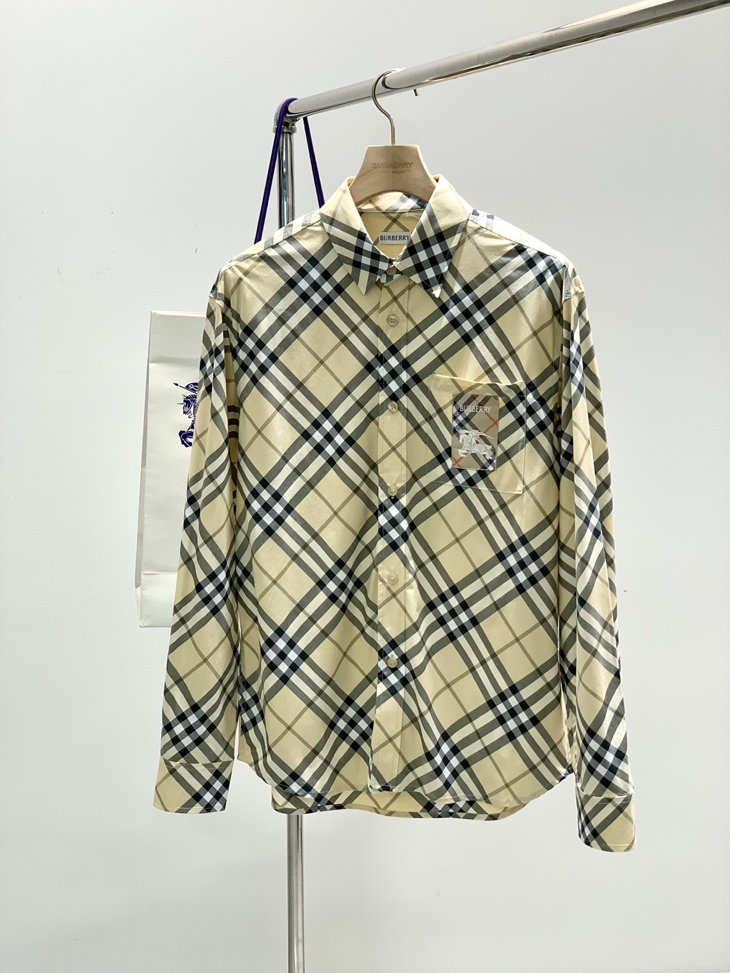 NO:133792,,Burberry Burberry, the latest products in spring 2025, available at the counter at the same time, original singles, fashionable and casual long-sleeved shirts, imported original fabrics, comfortable and breathable upper body, top-grade embroidery craft letter pattern decorative logo, extremely high grade, comfortable and versatile, handsome upper body, S-XL, burberry, burberry, shirts, alexander wang19860909,Burberry 巴宝莉,2025春季最新品,专柜同步有售,原单狠货,时尚休闲长袖衬衫,进口原版面料,上身舒适透气,顶级刺绣工艺字母图案装饰logo,档次极高,舒适百搭,上身帅气十足,码数S-XL,,burberry,burberry,shirts,alexander wang,Men's clothing