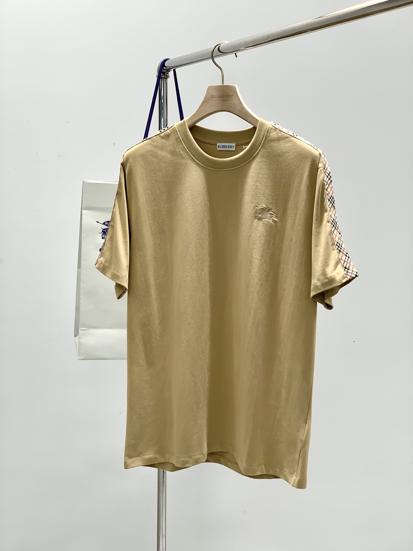 NO:133795,,Burberry Burberry, the latest summer products in 2025, available at the counter at the same time, original singles, fashionable and casual round neck short-sleeved T-shirt, imported original fabric, comfortable and breathable upper body, top-grade embroidery craft letter pattern decoration logo, extremely high grade, comfortable and versatile, handsome upper body, 3 colors recommendation, S-XL, burberry, burberry, T-shirt, tees, t-shirt, alexander wang19860909,Burberry 巴宝莉,2025夏季最新品,专柜同步有售,原单狠货,时尚休闲圆领短袖T恤,进口原版面料,上身舒适透气,顶级刺绣工艺字母图案装饰logo,档次极高,舒适百搭,上身帅气十足,3色推荐,码数S-XL,,burberry,burberry,T-shirt,tees，t-shirt,alexander wang,Men's clothing