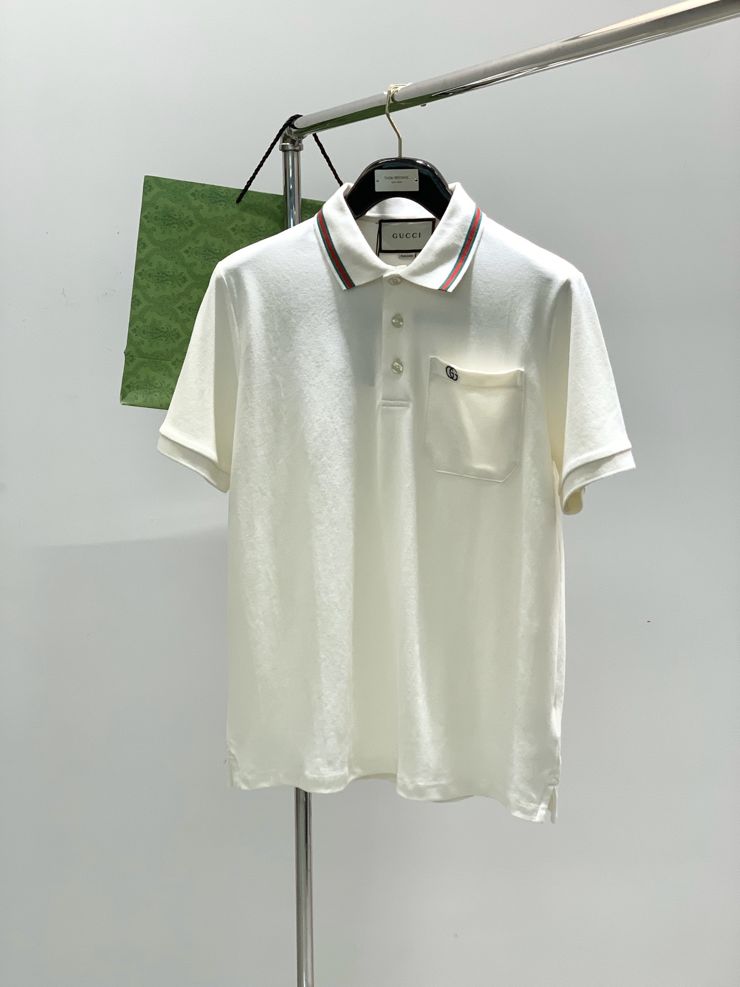 NO:133789,,Gucci, the latest model for summer 2025, available at the counter at the same time, original single product, fashionable and casual lapel short-sleeved T-shirt, very distinctive on the upper body!  Eye-catching and highlighted, imported original fabric, top-grade embroidery craft letter pattern decorative logo, simple but not lacking in fashion, classic and atmospheric, comfortable and breathable, handsome and stylish on the upper body, 2 colors recommended, code number M-2XL, gucci, gucci, T-shirt, tees, t-shirt, alexander wang19860909,Gucci 古驰,2025夏季最新款,专柜同步有售,原单狠货,时尚休闲翻领短袖T恤,上身很有特点！吸睛而有亮点,进口原版面料,顶级刺绣工艺字母图案装饰Logo,简单而不失时尚,经典大气,舒适透气,上身帅气有型,2色推荐,码数M-2XL,,gucci,gucci,T-shirt,tees，t-shirt,alexander wang,Men's clothing