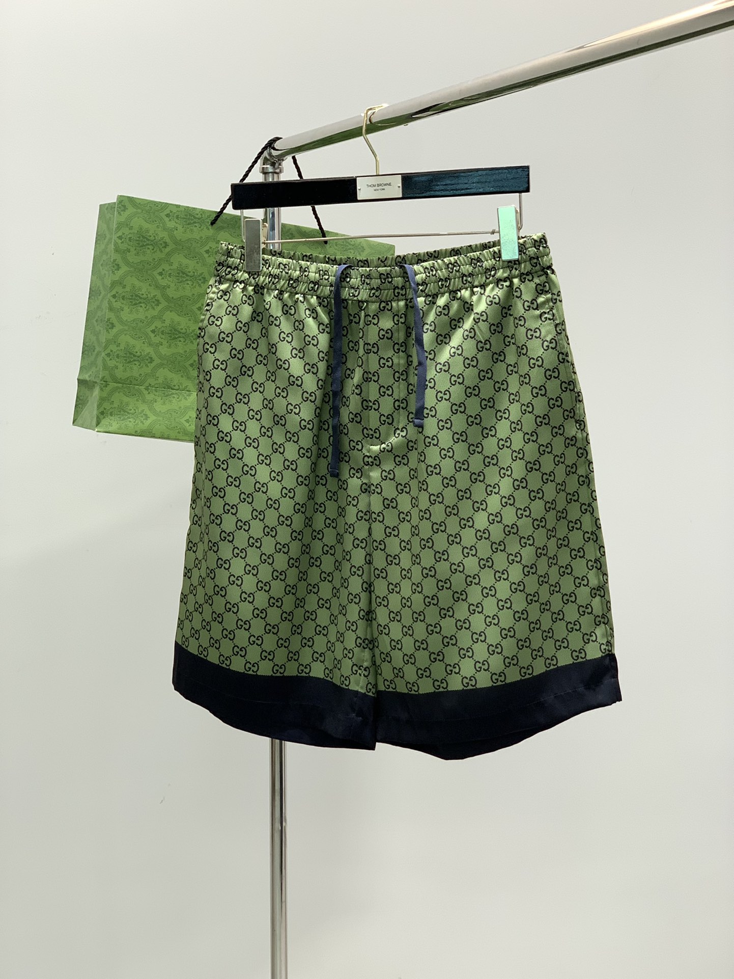 NO:133805,Clothes, shorts P, Gucci, the latest summer model, available at the counter at the same time, original orders, fashionable casual suits, and very distinctive on the upper body!  Eye-catching and highlighted, imported original fabric, top-level printed craft letter pattern decorative logo, simple but not lacking in fashion, classic and atmospheric, comfortable and breathable, handsome and stylish on the upper body, 2 colors recommended, S-XL, gucci, gucci, shorts, alexander wang19860909衣服,短裤P,Gucci 古驰,夏季最新款,专柜同步有售,原单狠货,时尚休闲套装,上身很有特点！吸睛而有亮点,进口原版面料,顶级印花工艺字母图案装饰Logo,简单而不失时尚,经典大气,舒适透气,上身帅气有型,2色推荐,码数S-XL,,gucci,gucci,shorts,alexander wang,Men's clothing