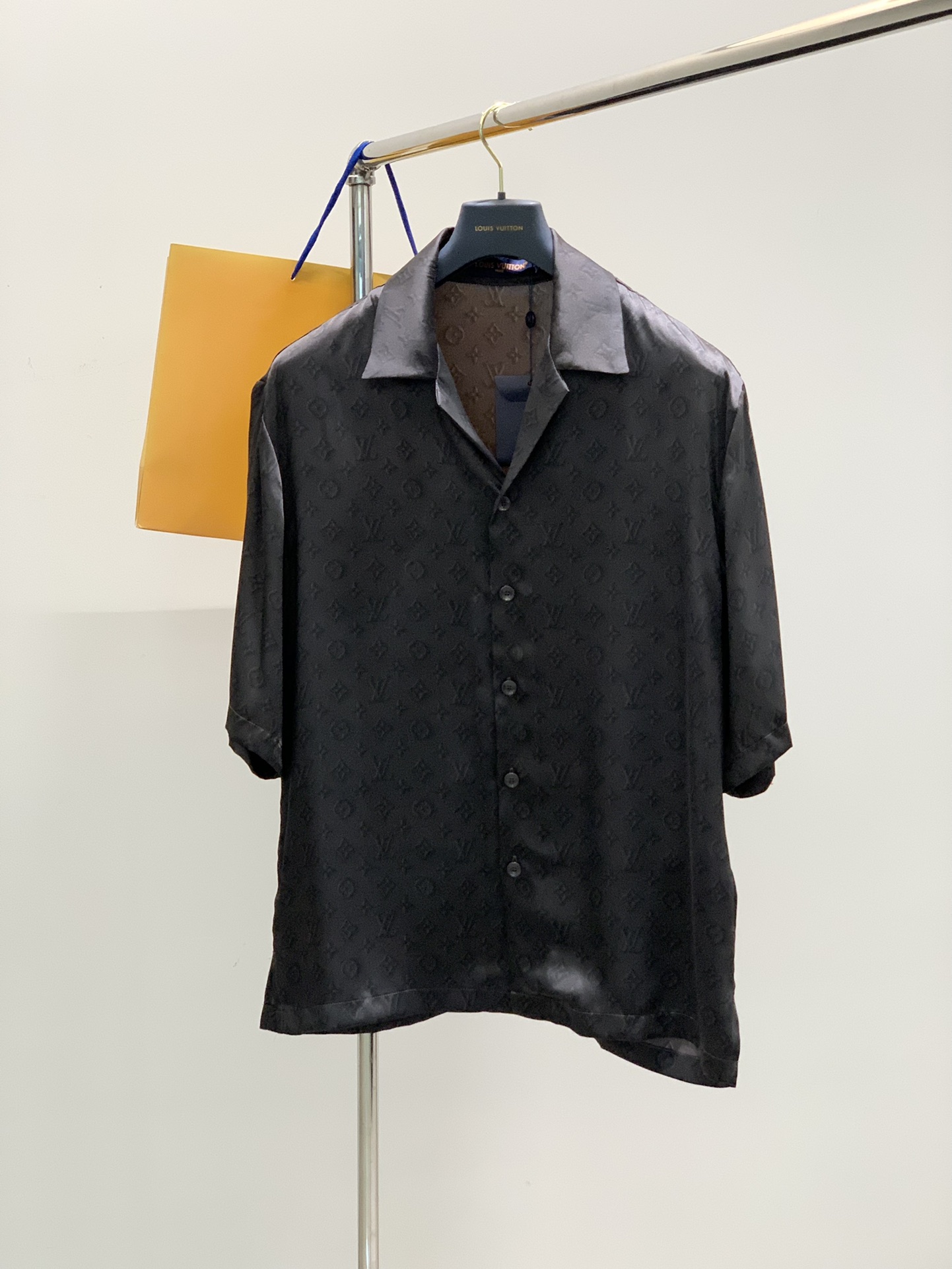 NO:133787,Clothes, shorts P, Louis Vuitton, the latest summer model, available at the counter at the same time, original singles, fashionable casual suits, very distinctive on the upper body!  Eye-catching and highlighted, imported original fabric, top-level printing craft letter pattern decorative logo, simple but not lacking in fashion, classic and atmospheric, comfortable and breathable, handsome and stylish on the upper body, 2 colors recommended, code number S-Xl, louis vuitton, louis vuitton, shorts, alexander wang19860909衣服,短裤P,LouisVuitton 路易威登,夏季最新款,专柜同步有售,原单狠货,时尚休闲套装,上身很有特点！吸睛而有亮点,进口原版面料,顶级印花工艺字母图案装饰Logo,简单而不失时尚,经典大气,舒适透气,上身帅气有型,2色推荐,码数S-Xl,,louis vuitton,louis vuitton,shorts,alexander wang,Men's clothing