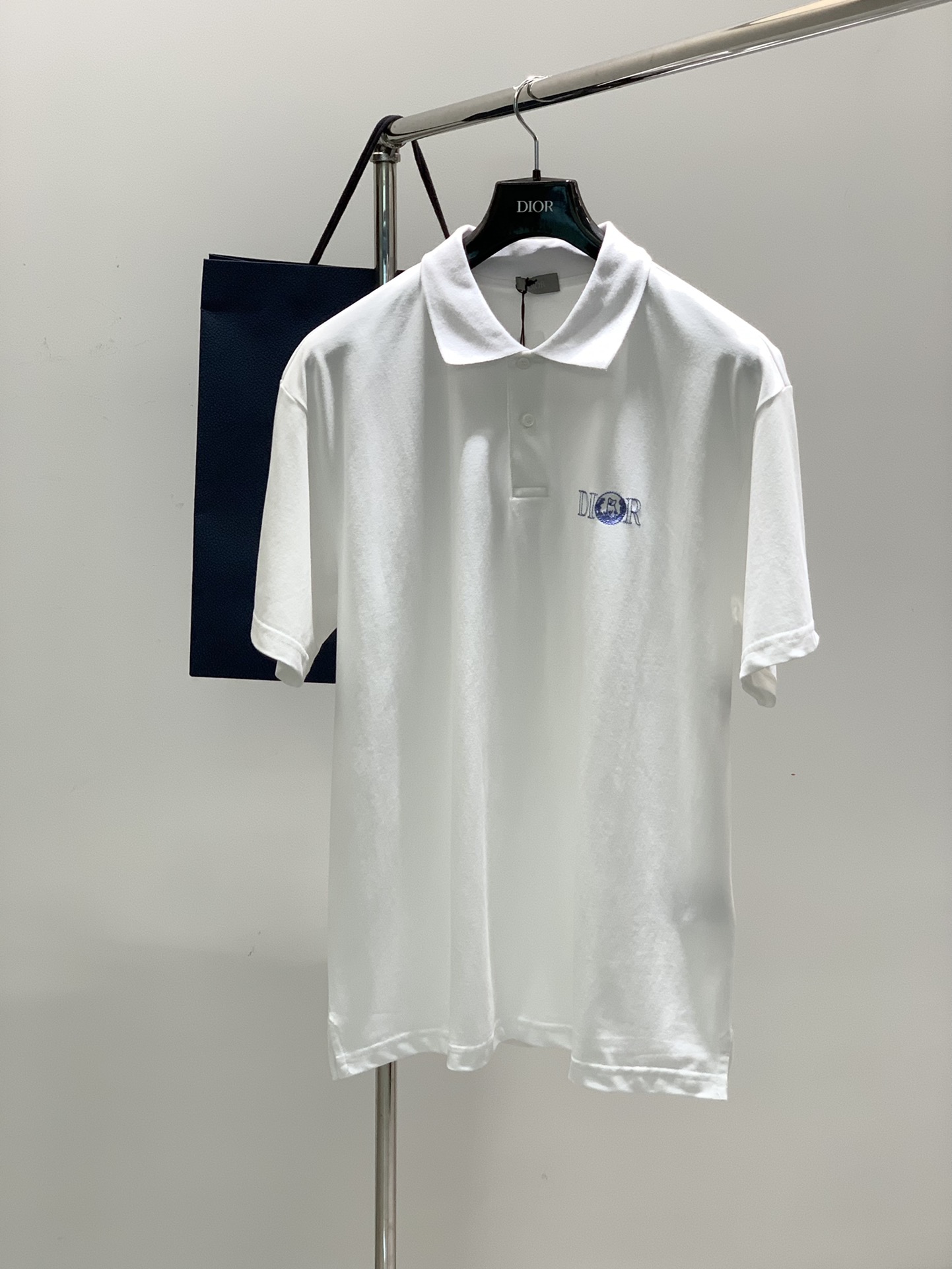 NO:133786,,Dior Dior, 2025 summer new product, available at the same time for counters, simple and fashionable casual lapel short-sleeved T-shirt, original imported fabric, comfortable and breathable, top-grade embroidery craft letter pattern logo, extremely high-end, unique design, fashionable and handsome on the upper body!  S-XL, dior, dior, T-shirt,tees, t-shirt,alexander wang19860909,Dior 迪奥, 2025夏季新品,专柜同步有售,简约时尚休闲翻领短袖T恤,原版进口面料,舒适透气,顶级刺绣工艺字母图案logo,档次极高,独特设计,上身时尚帅气！码数S-XL,,dior,dior,T-shirt,tees，t-shirt,alexander wang,Men's clothing