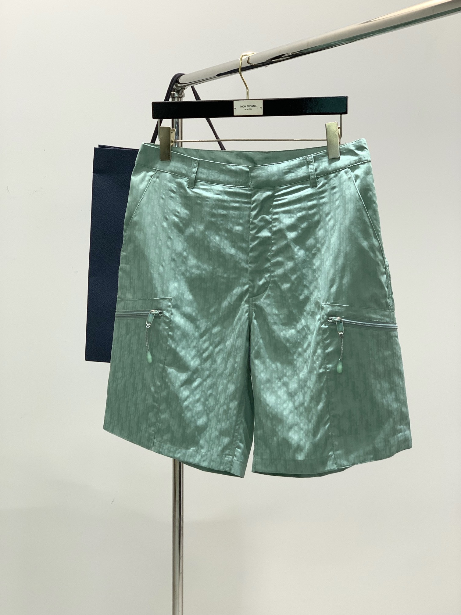 NO:133802,,Dior Dior, 2025 summer new product, available at the same time for counters, simple and fashionable casual shorts, original imported fabric, comfortable and breathable, top-level jacquard craft letter pattern decoration logo, original hardware and auxiliary decoration, extremely high-end, unique design, fashionable and handsome on the upper body!  2 colors recommended, code number S-XL, dior, dior, shorts, alexander wang19860909,Dior 迪奥, 2025夏季新品,专柜同步有售,简约时尚休闲短裤,原版进口面料,舒适透气,顶级提花工艺字母图案装饰logo,原版五金辅料装饰,档次极高,独特设计,上身时尚帅气！2色推荐,码数S-XL,,dior,dior,shorts,alexander wang,Men's clothing